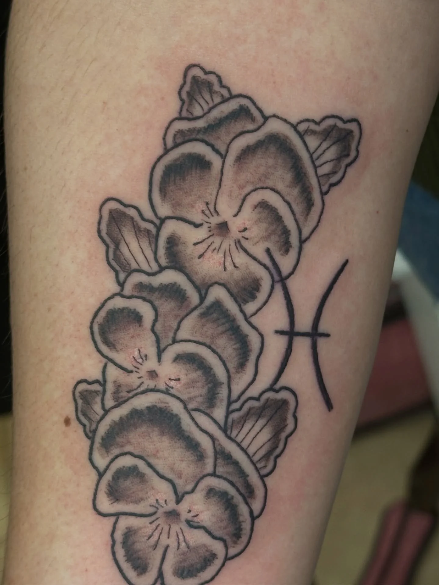 Lovely floral piece done by Caroline 🌺 Fill out the form in our bio to book with her!

#flowertattoo #floraltattoo #zodiactattoo #blackandgreytattoo #njtattooshop