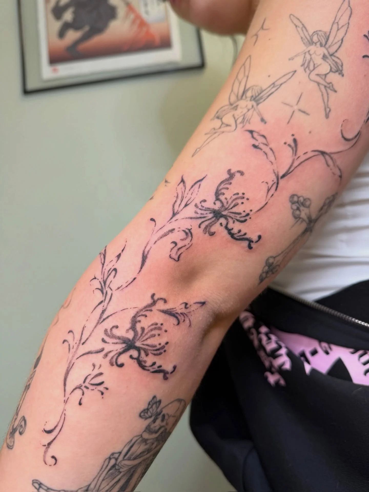 We love a good gap filler 😍 Koryn can fill out your sleeve or start a new one, so click that link in our bio to book with her!

#gapfiller #gapfillertattoo #flowertattoo #finelinetattoo #njtattooshop