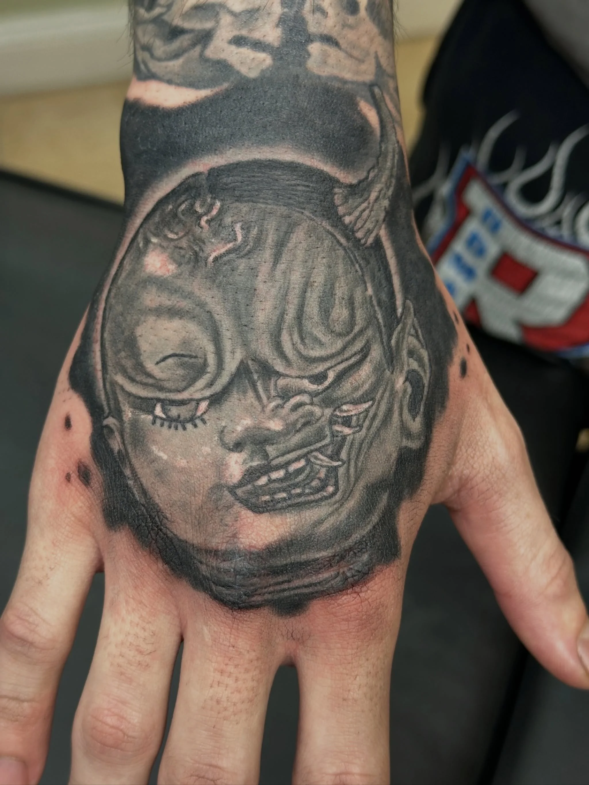 Awesome idea for this super cool hand piece done by Caroline! Fill out the form in our bio to book your crazy hybrid tattoos 👺

#babydoll #hanyamask #blackandgreytattoo #handtattoo #njtattooshop
