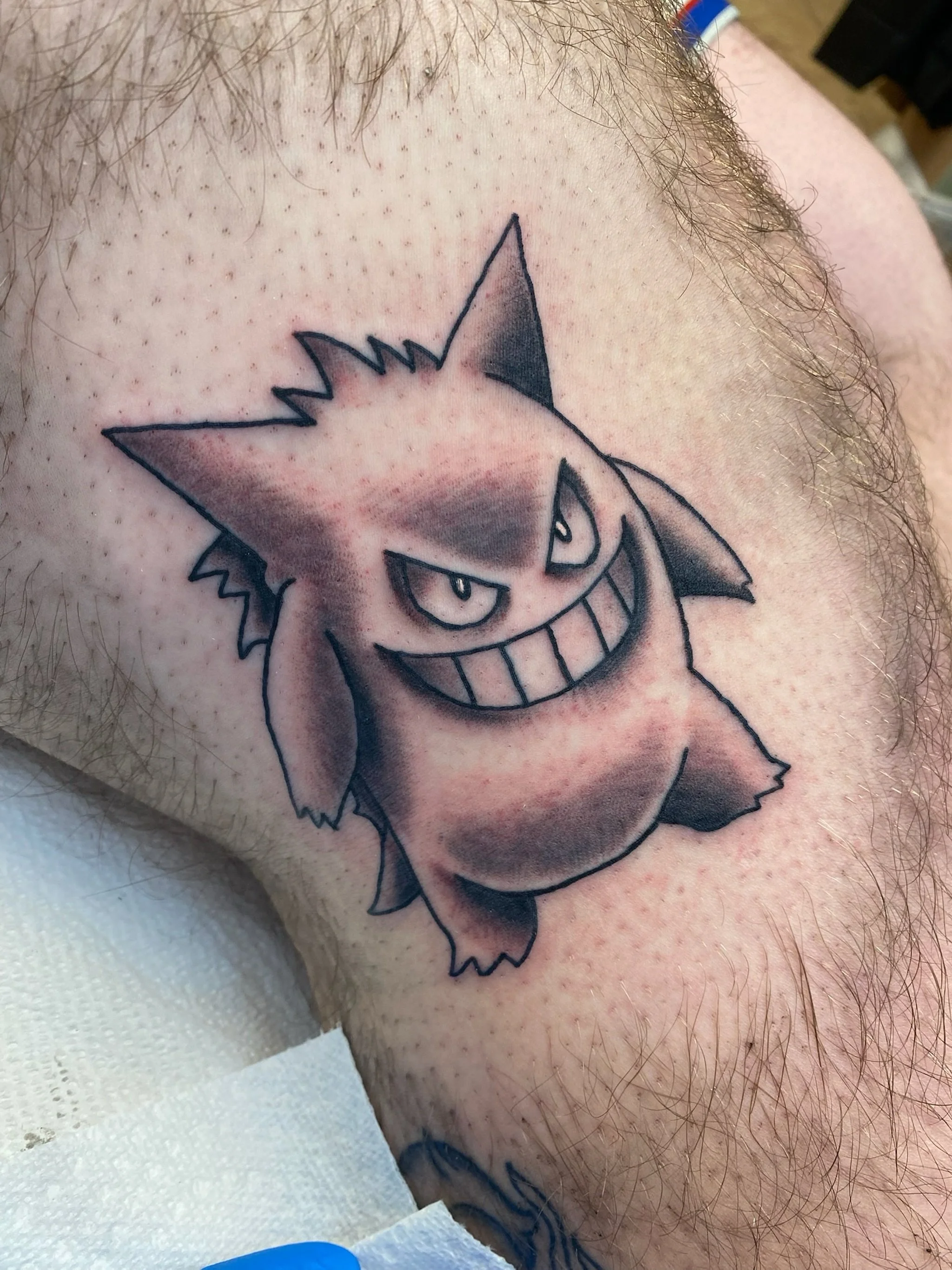 Super cool Pok&eacute;mon tattoo by Rich! He&rsquo;s booking for July so click the link in our bio to book with him!

#gengar #gengarpokemon #pokemontattoo #gengartattoo #njtattooshop