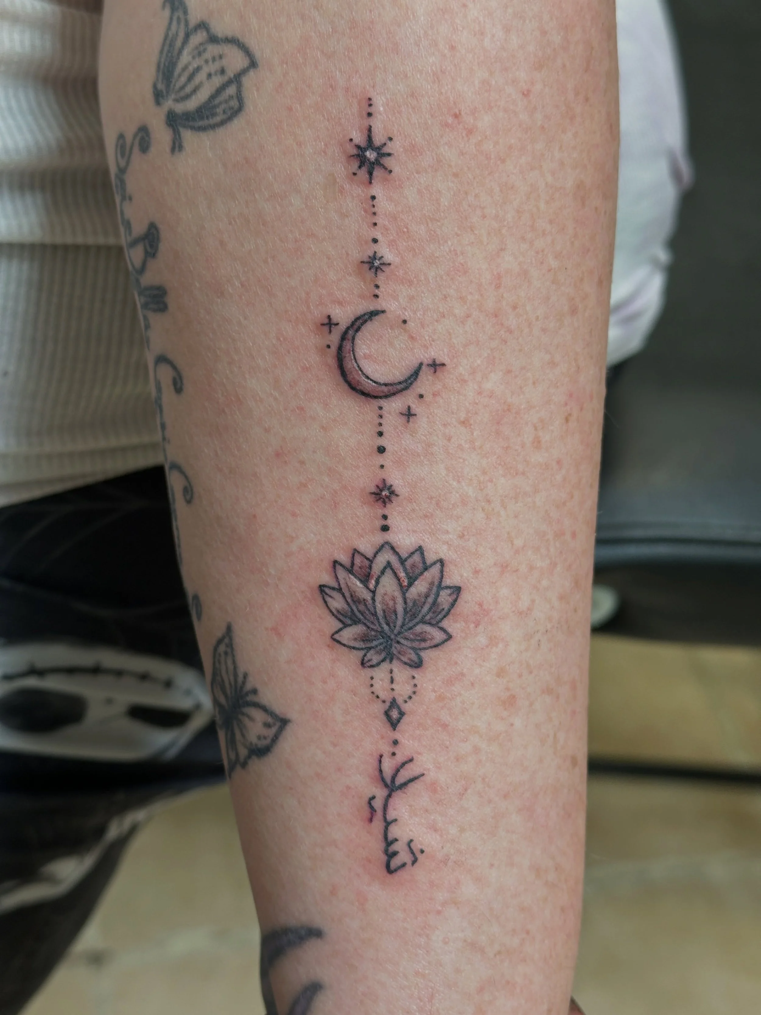 Unalome by Caroline. Precision work takes years of experience and dedication to the craft #radiantenergytattoo #unalometatoo #femaletattooartists #tattoosforwomenbywomen #prettytattoos