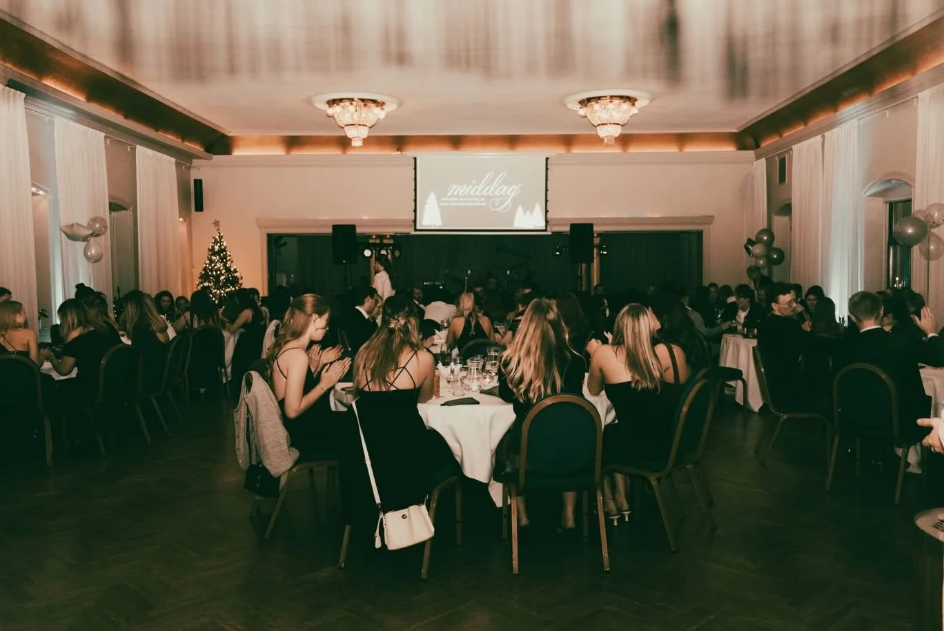 Tjena L&auml;skare!! 
Bilderna fr&aring;n v&aring;rt magiska 20-&aring;rsjubileum har &auml;ntligen landat &ndash; och WOW vilken kv&auml;ll det blev! 🎉🔥
Hela bildbomben hittar ni p&aring; Facebook, men h&auml;r kommer ett litet smakprov f&ouml;r a