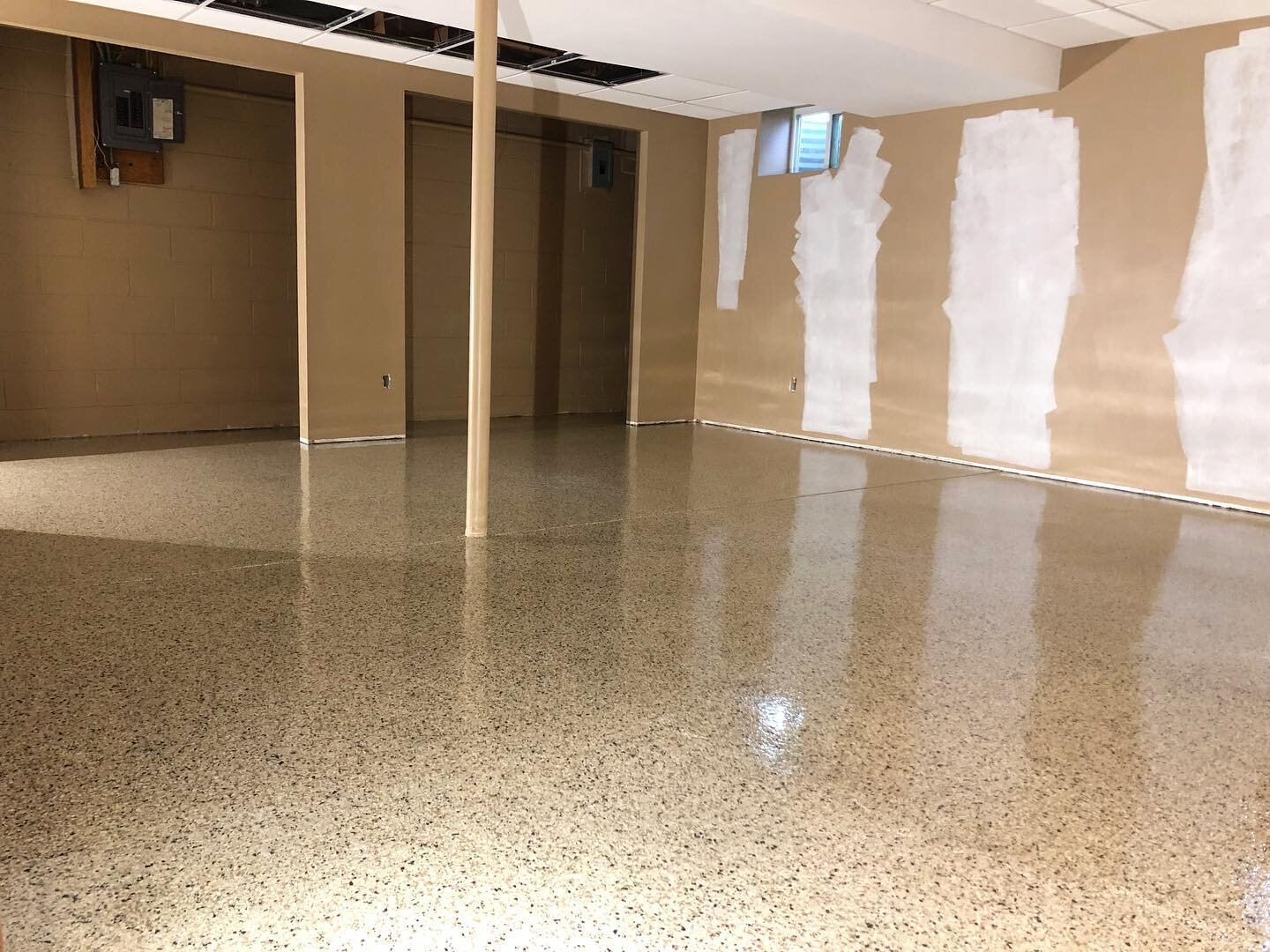 Winter project basement epoxy floor done!
🤍💛🤎🖤 
Full Diamond grind, epoxy, full flake and clear coat 💎
www.MidwestEpoxyFlooring.com

#epoxy #flooring #epoxyremoval #minnesota #minneapolis #floorcoatings #garagefloors #elitecrete #flake #dreamgar