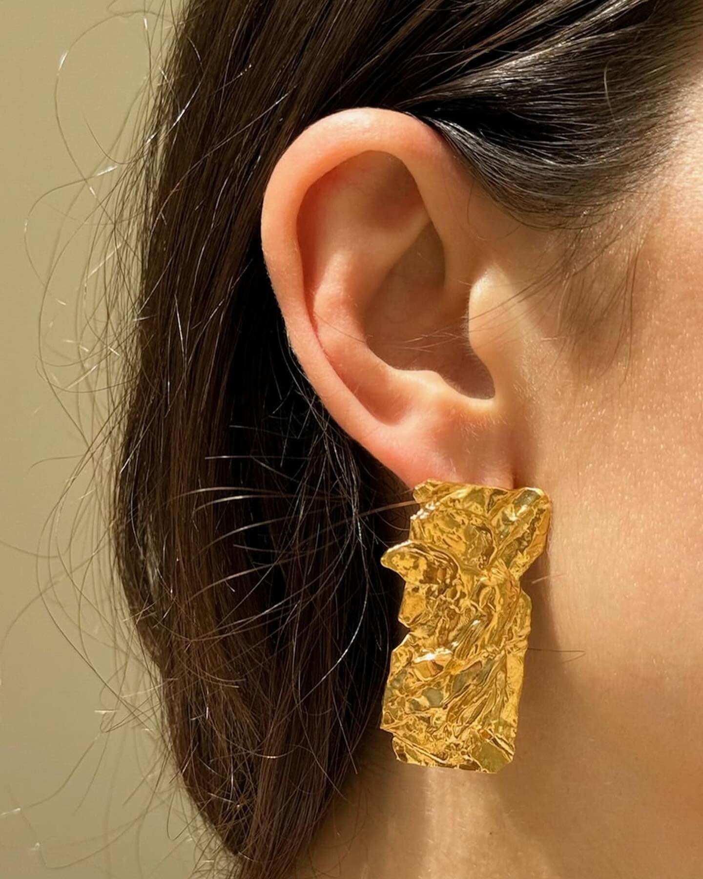 Make a statement with the Nike Foil Earrings from Hermina ✨ They feature the Greek goddess of Victory who personifies excellence in the arts, music and athletics. Available online + in store now