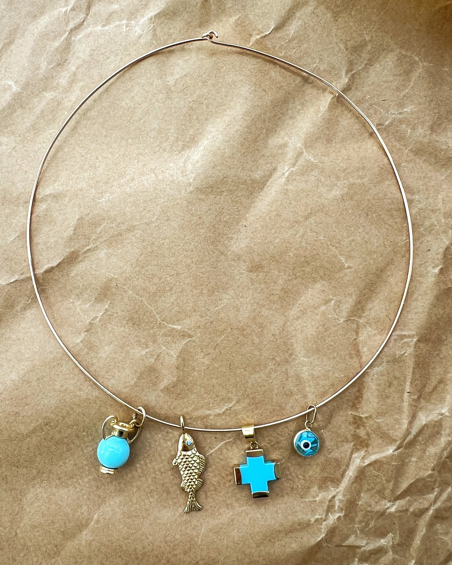 Introducing the Kiklo Collar ✨ Named for the Greek word for circle, this 14k gold wire chain is the perfect companion for one (or all) of your favorite charm(s). Shop online now.