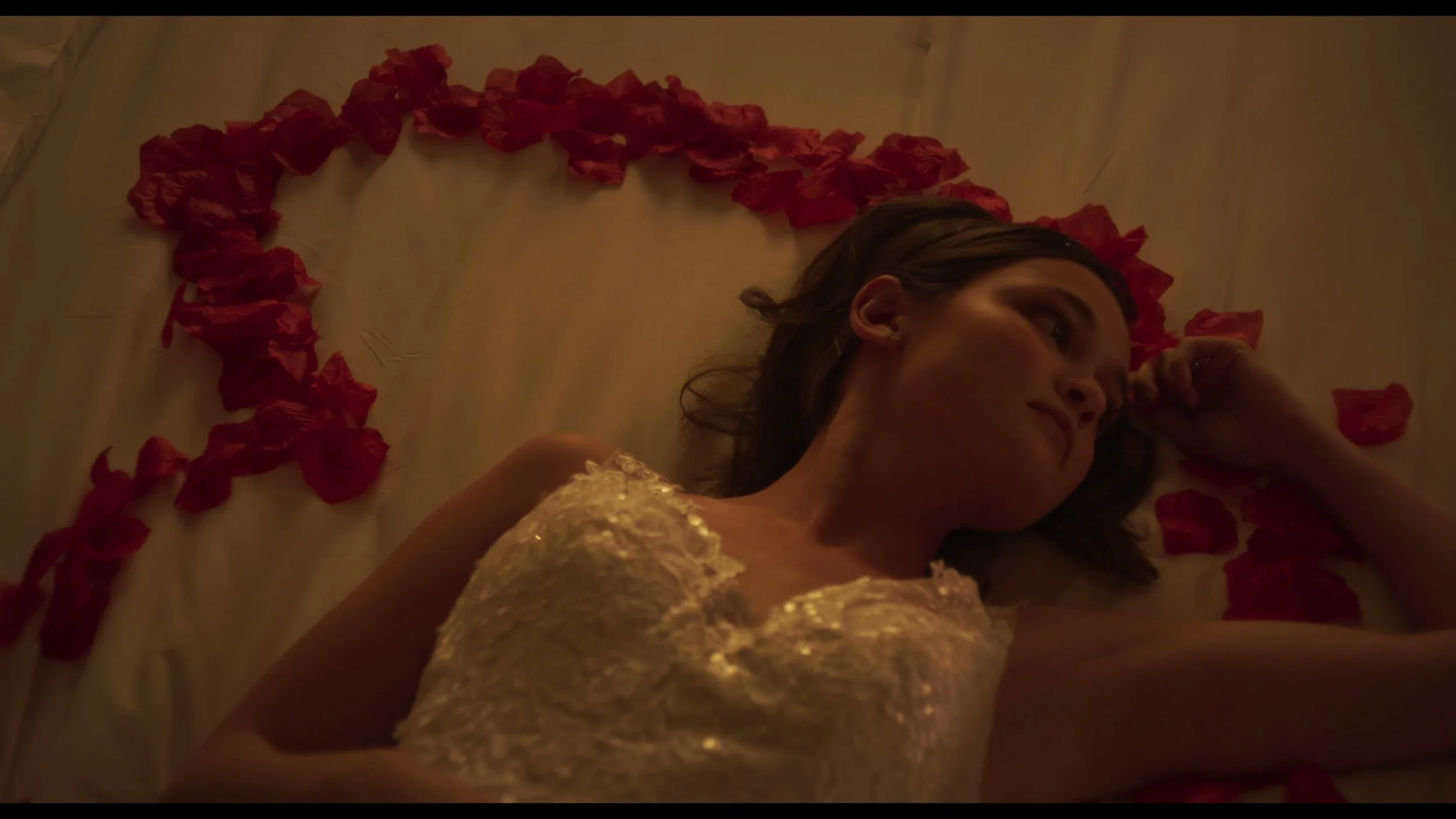 Eva on bed of roses 4k.jpg