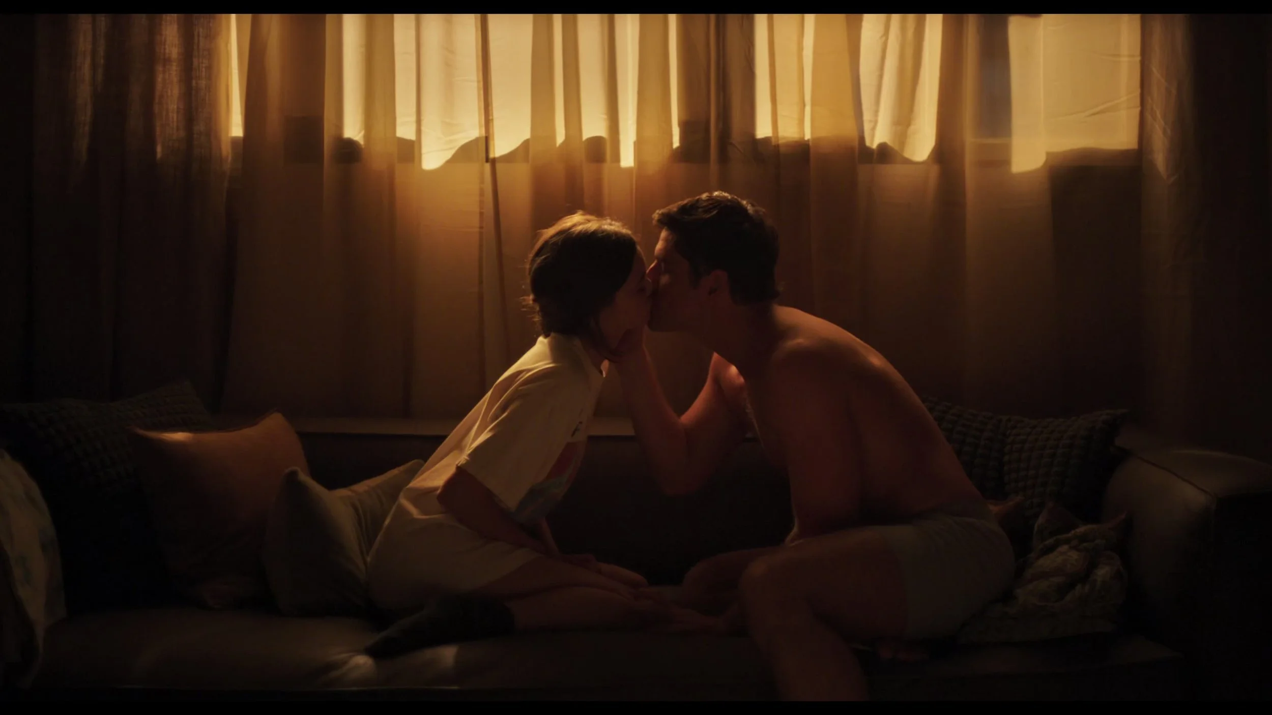 Eva and Theo kiss 4k.jpg