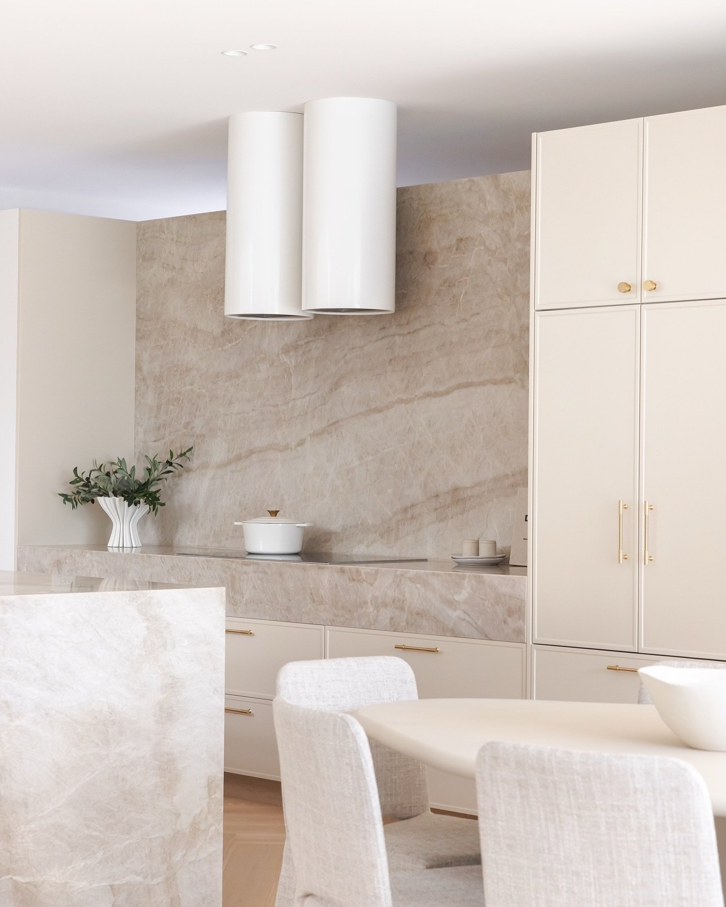 Property Highlight // Sans Souci 

A luxurious brand new home expertly built by the team at @jnpprojects 
From the stunning kitchen, dining room and bar- there&rsquo;s so much to love about this home 🤍 

&bull;

&bull;

&bull;

#sydneyrealestate #st