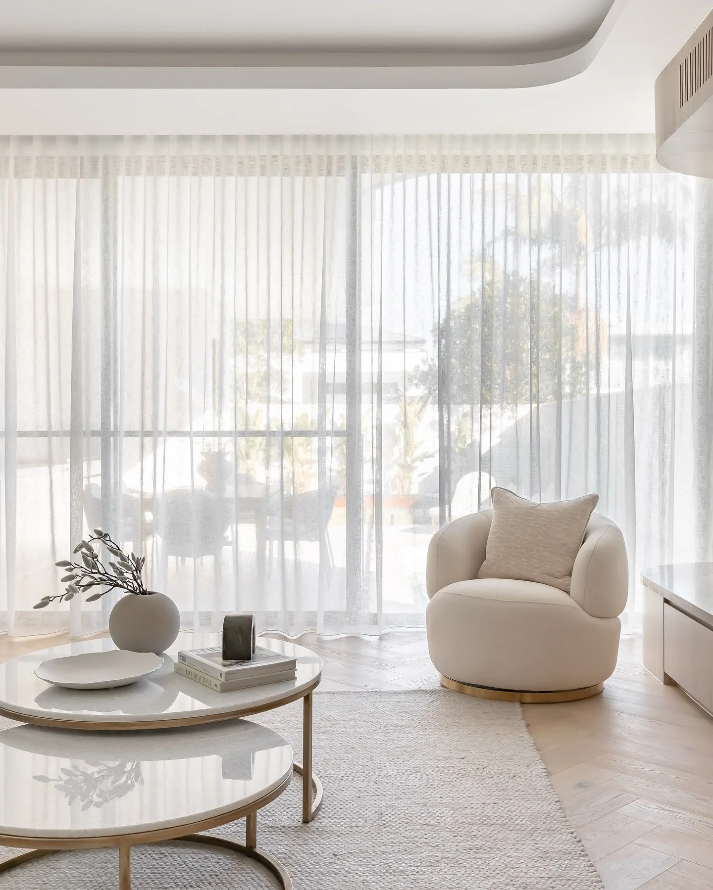 There&rsquo;s something so soft and comforting about curves. From the details in the joinery and ceiling, curves have been carried throughout the furniture and styling pieces to complement the space. The result? An effortless, sophisticated home 🤍 
