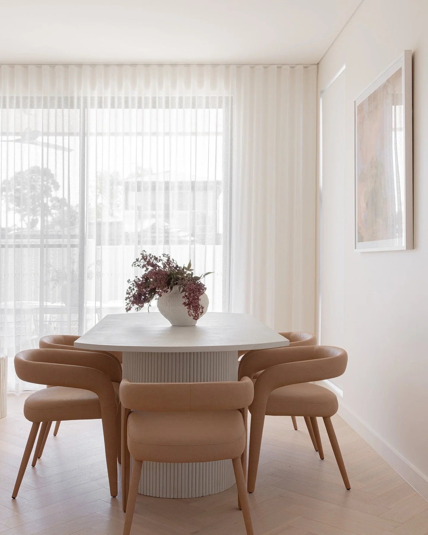 Tan leather~ such a statement. For a softer look, pair it with whites, neutrals and oaks. 
For a masculine vibe, pair with darker colours such as blacks and dark browns 🤍

&bull;

&bull;

&bull;

#sydneyrealestate #styledtosell #realestate #homedeco