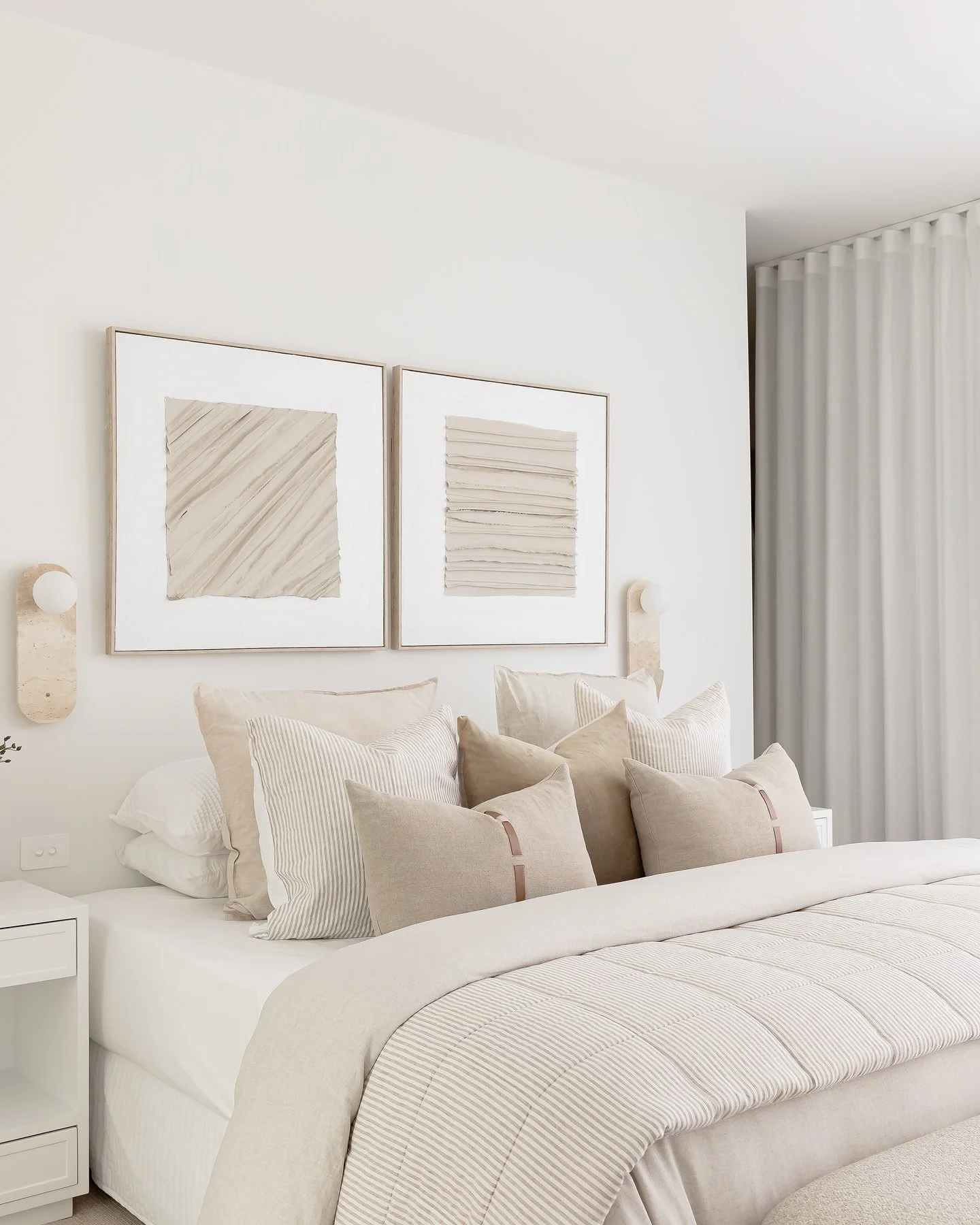Woonona // Master Bedroom 

A stunning modern coastal residence built by the talented @thetevelgroup 
We&rsquo;ve kept the colour palette warm and neutral, however we&rsquo;ve added interest by layering and adding various textures to the space 🤍 

&