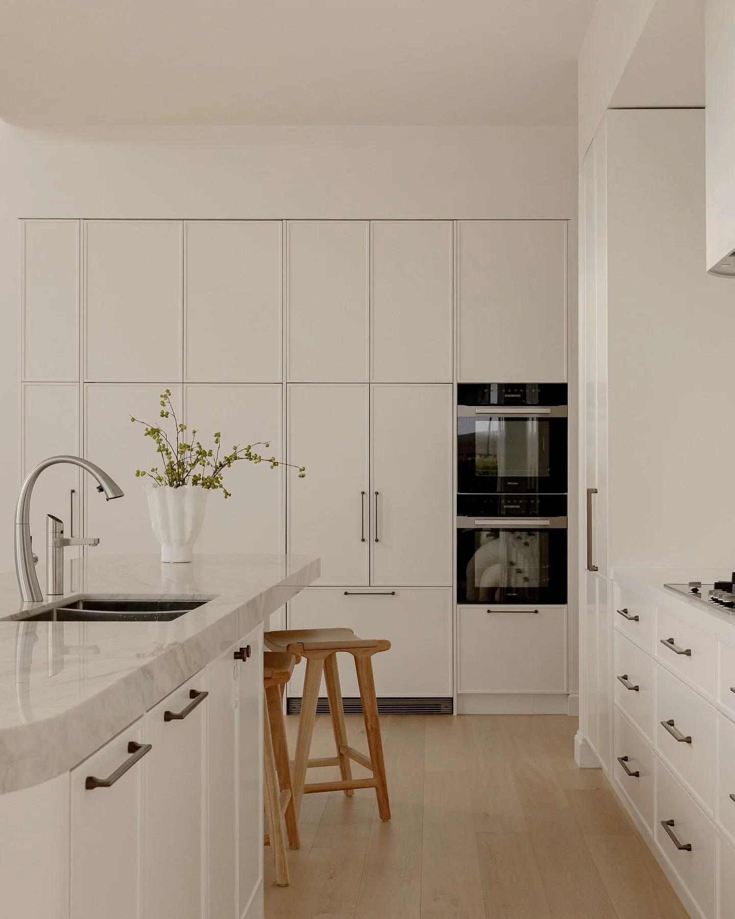 There&rsquo;s something so calming about a simple approach when styling. When it&rsquo;s done correctly, it feels intentional, impactful, rememberable. 

&bull;

&bull;

&bull;

#sydneyrealestate #styledtosell #realestate #homedecor #interiorinspo #i