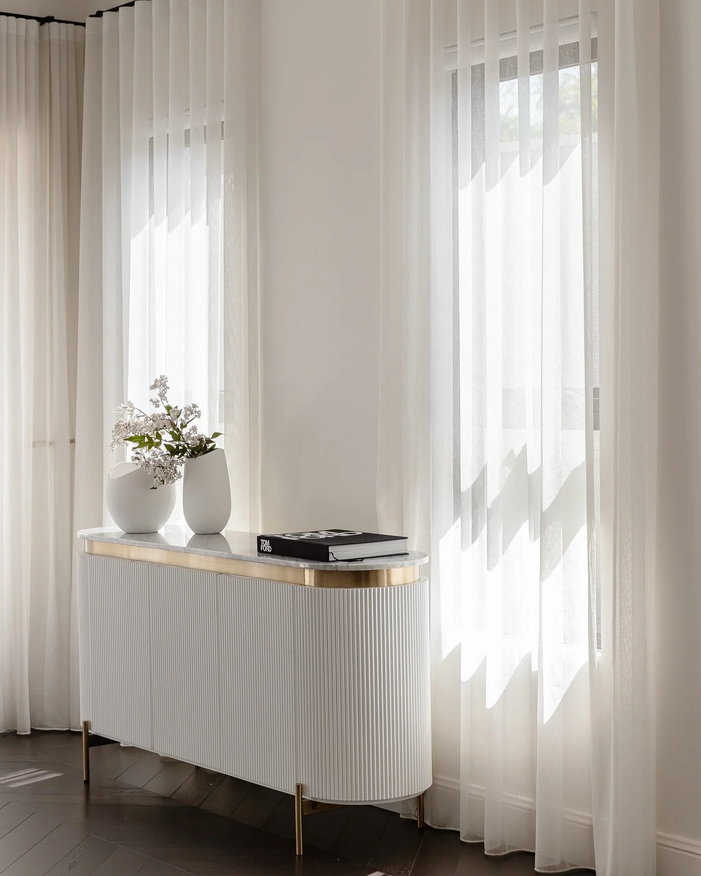 Never underestimate the beauty and functionality of incorporating a buffet in a living space. A quiet place to display treasured items whilst the additional storage space is always welcomed 🙌🏻 

&bull;

&bull;

&bull;

#sydneyrealestate #styledtose