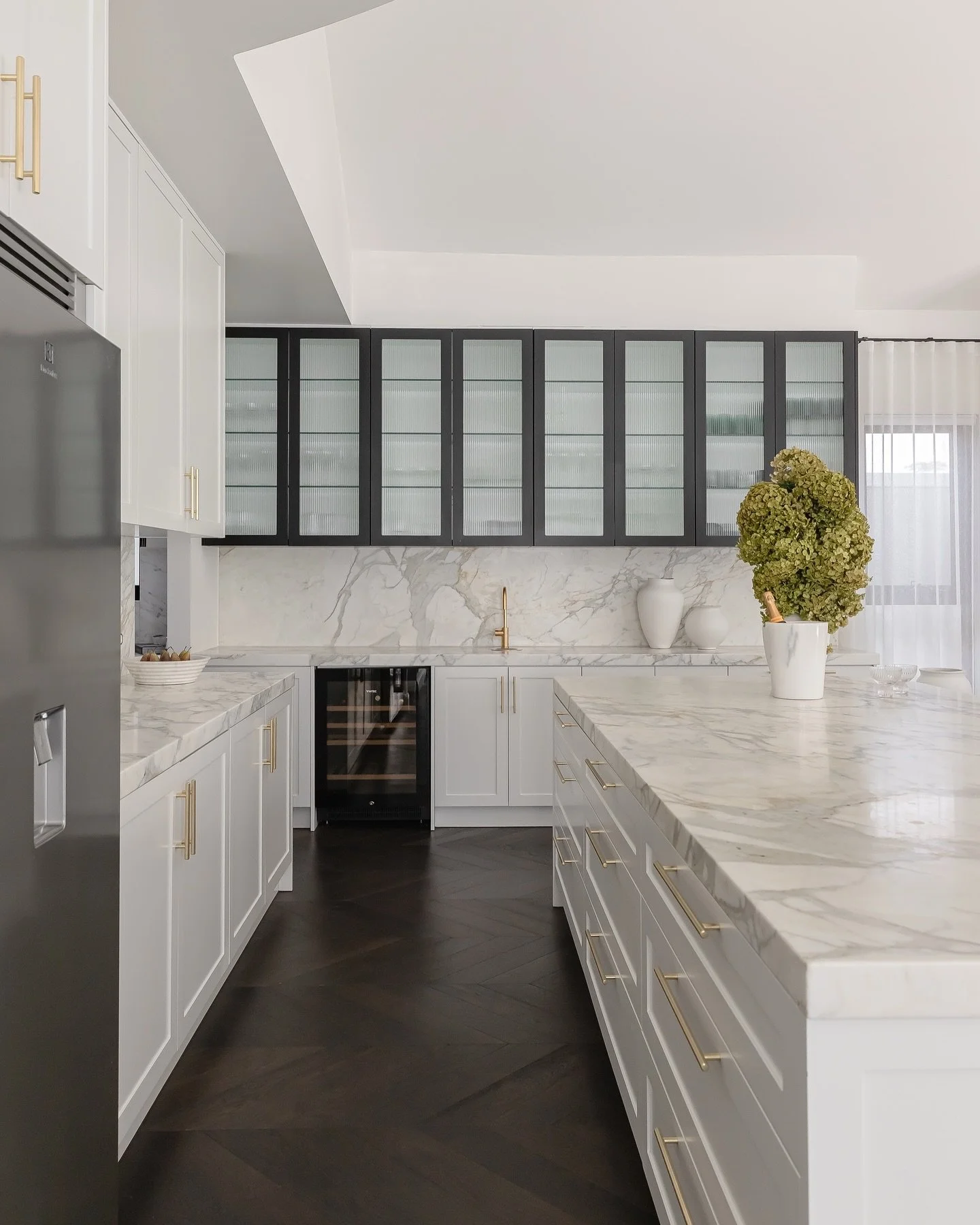 Kitchen of our dreams ✨ 
We&rsquo;ve used our clients stunning hydrangea pot as a feature on the island bench, whilst keeping the remainder of the styling items quite minimal yet impactful.

&bull;

&bull;

&bull;

#sydneyrealestate #styledtosell #re