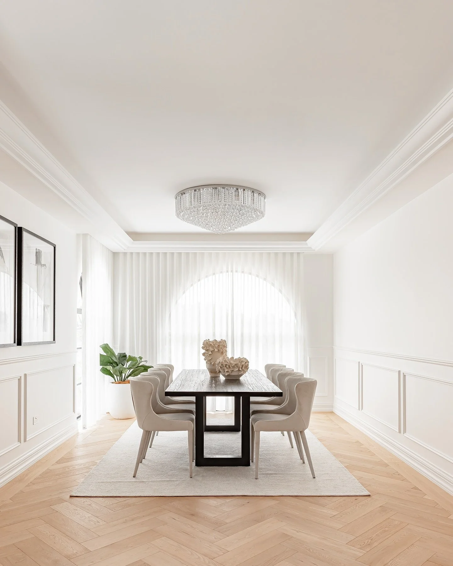 The most stunning renovation we ever did see. Complete with arched windows, herringbone flooring and wainscoting throughout- this home has certainly captured our hearts 🤍 

&bull;

&bull;

&bull;

#sydneyrealestate #styledtosell #realestate #interio