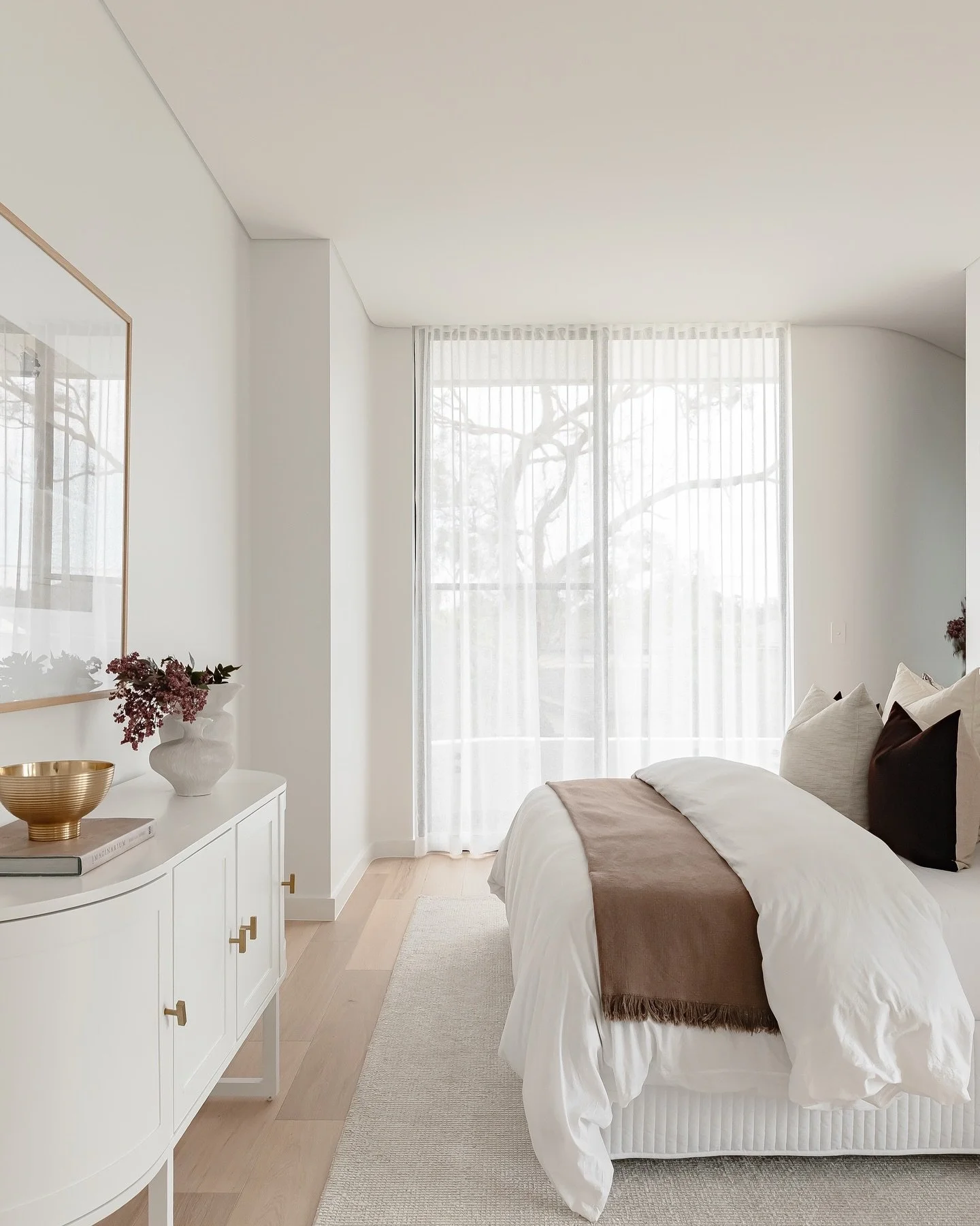 Soft textures and layered neutrals create a space that feels both grounded and elevated 🤍

&bull;

&bull;

&bull;

#sydneyrealestate #styledtosell #realestate #interiorinspo #interior #styling #property #sydney #staging #homestyling #interiorstyling