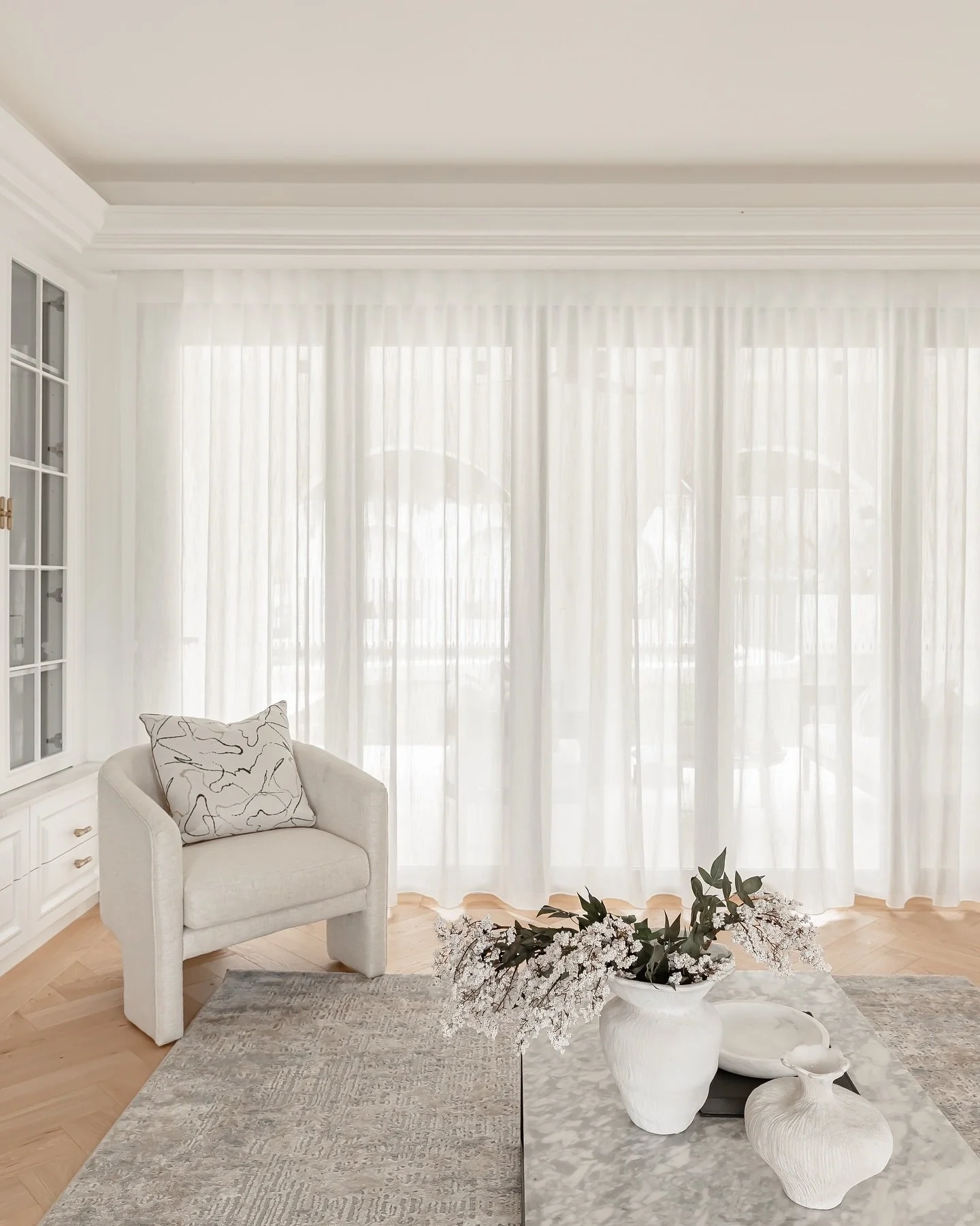 This beautiful living space has been functionally styled to encourage conversation between family and friends, whilst also showcasing special treasures within the bespoke joinery 🤍 

&bull;

&bull;

&bull;

#sydneyrealestate #styledtosell #realestat