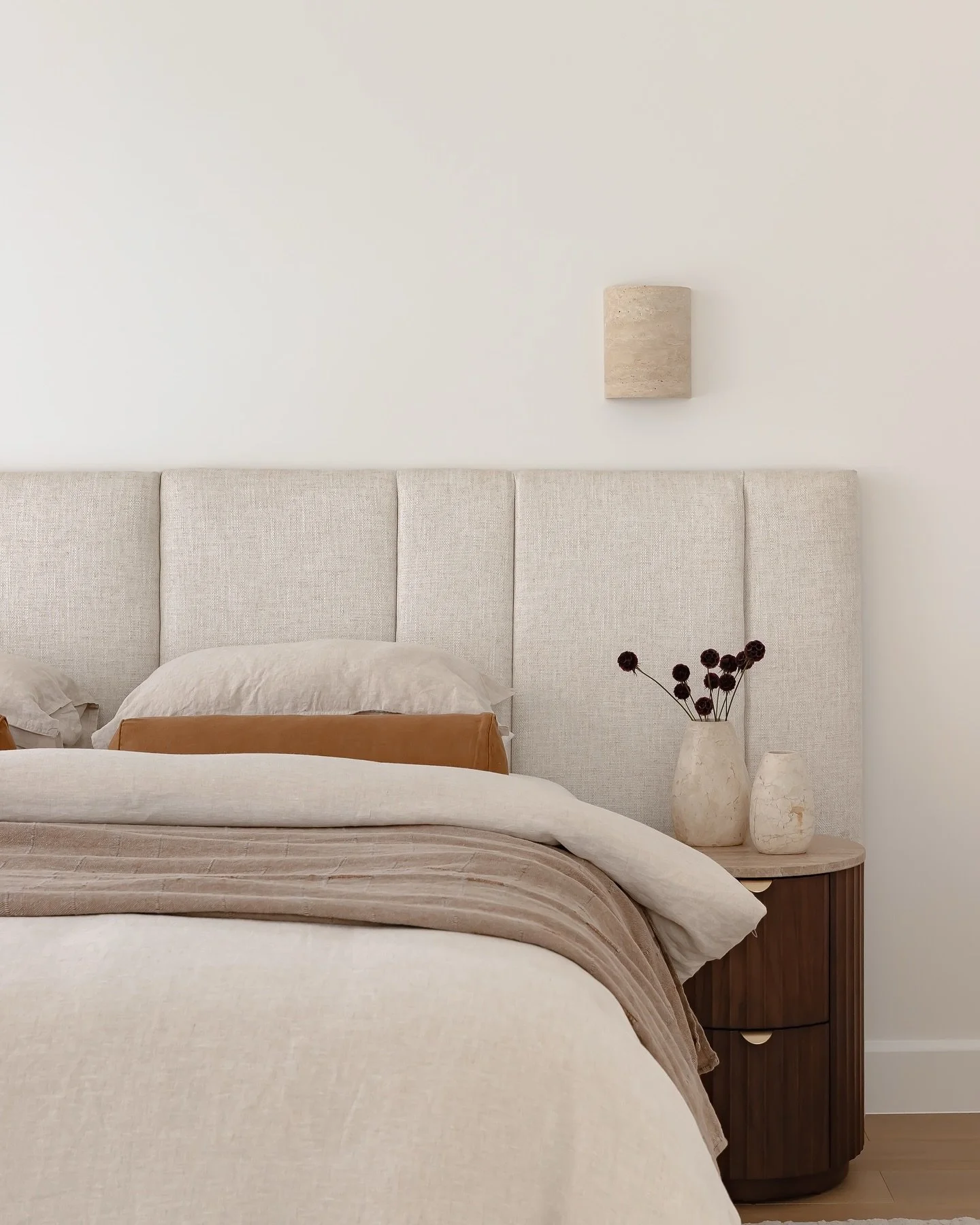 This master bedroom layers soft neutrals, tactile linens and warm timber to create a space that feels both calming and curated. Sometimes, simple styling can provide the most impact✨ 

&bull;

&bull;

&bull;

#sydneyrealestate #styledtosell #realesta