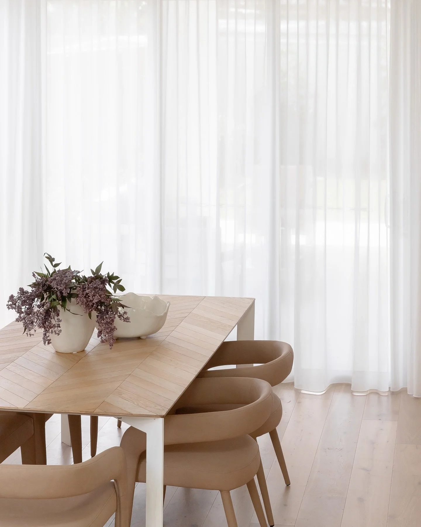 With soft light, clean lines, and a calm sense of intention.
This is how a dining space should feel 🤍 

&bull;

&bull;

&bull;

#sydneyrealestate #styledtosell #realestate #interiorinspo #interior #styling #property #sydney #staging #homestyling #in