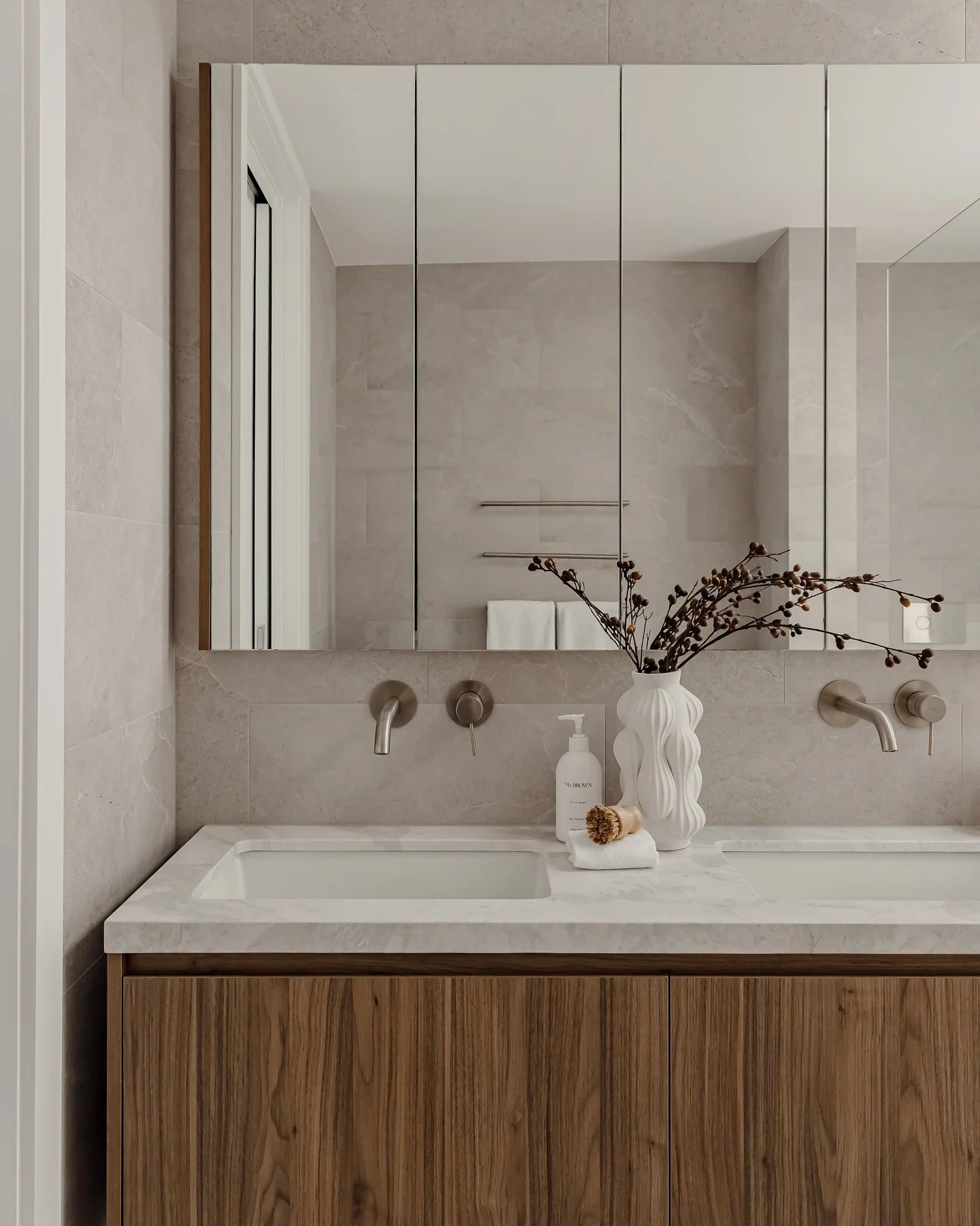 Calm, considered bathrooms that speak to timeless design 🤍
Warm timber, stone that&rsquo;s complimentary to the tiling and streamlined fittings come together to create a space that feels elevated, functional and effortlessly refined.

&bull;

&bull;