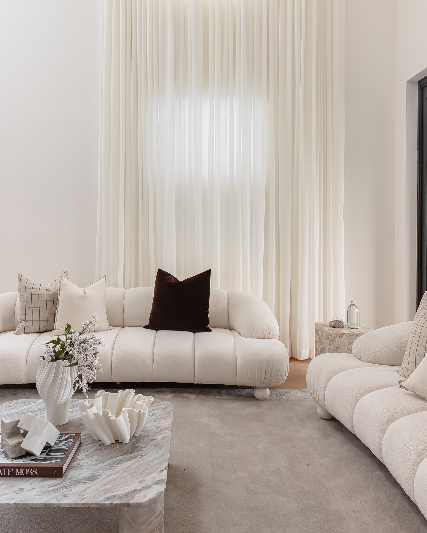 This living space was styled to feel relaxed and inviting, with ample seating space, simple textures and just enough detail to add warmth without overwhelming the room. A space that feels easy, comfortable and of course functional too 🤍 

&bull;

&b