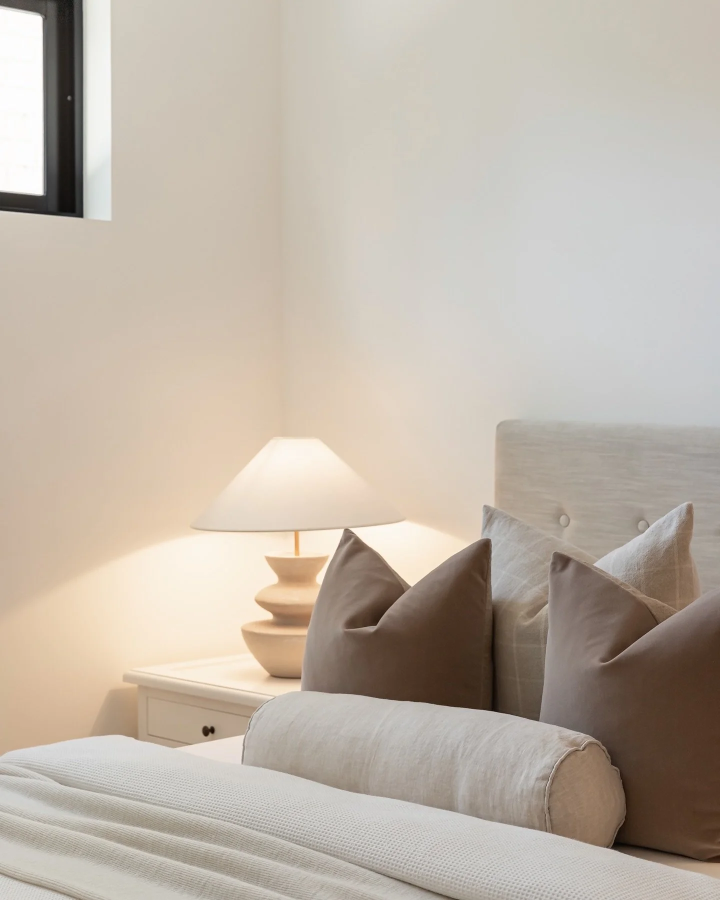 A guest bedroom should always feel calm and inviting. Some of our top tips for styling a guest bedroom in your own home:

✨Keep cushions to a maximum of 4. The last thing you want is to create work for your guests just before they jump into bed 

✨Pr