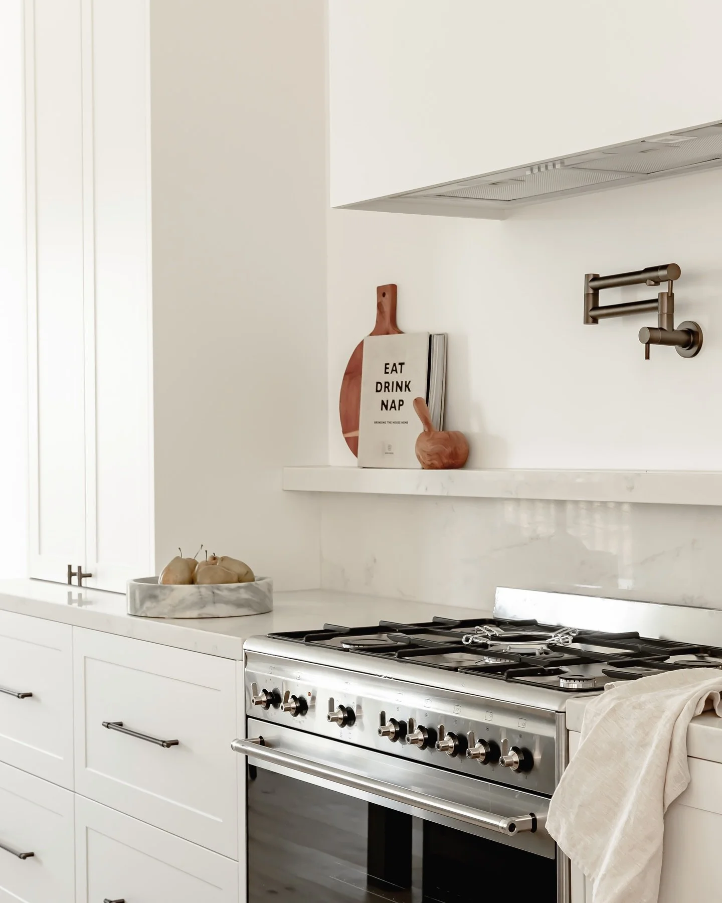 The ledge, the pot filler, the walnut cabinetry ~ we can&rsquo;t decide what we love more 🤍 

@cmb_designplanning 
@johnmcdonaldbuildingservices 
@rem_designhouse