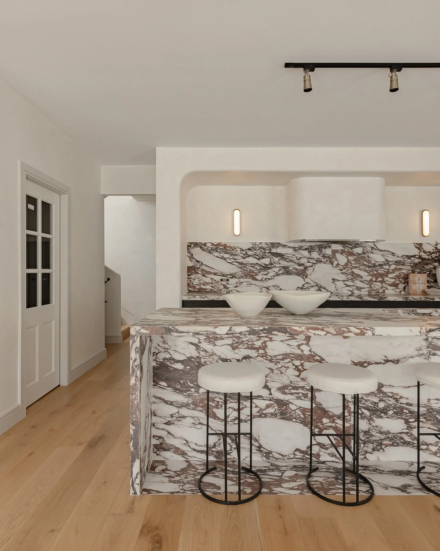 A restrained palette when styling allows the stone to be the main focal point of this beautiful kitchen 🤍

&bull;

&bull;

&bull;

#sydneyrealestate #styledtosell #realestate #interiorinspo #interior #styling #property #sydney #staging #homestyling 