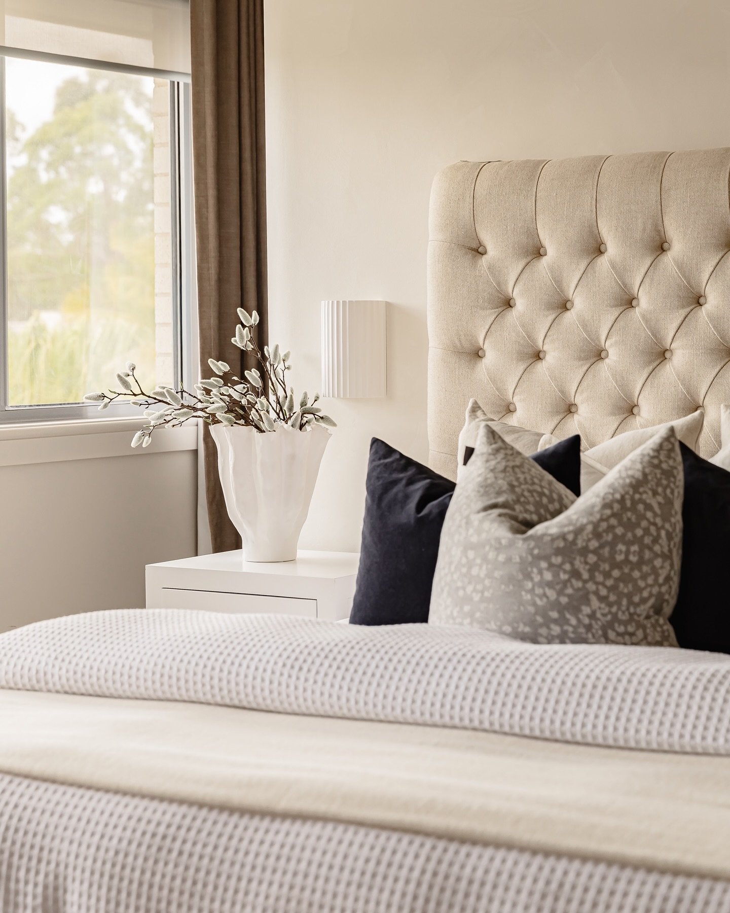A calm, welcoming bedroom with soft tones and simple layers.

Thoughtful styling and a few key pieces can make a space feel comfortable, balanced and effortless 🤍 

&bull;

&bull;

&bull;

#sydneyrealestate #styledtosell #realestate #interiorinspo #