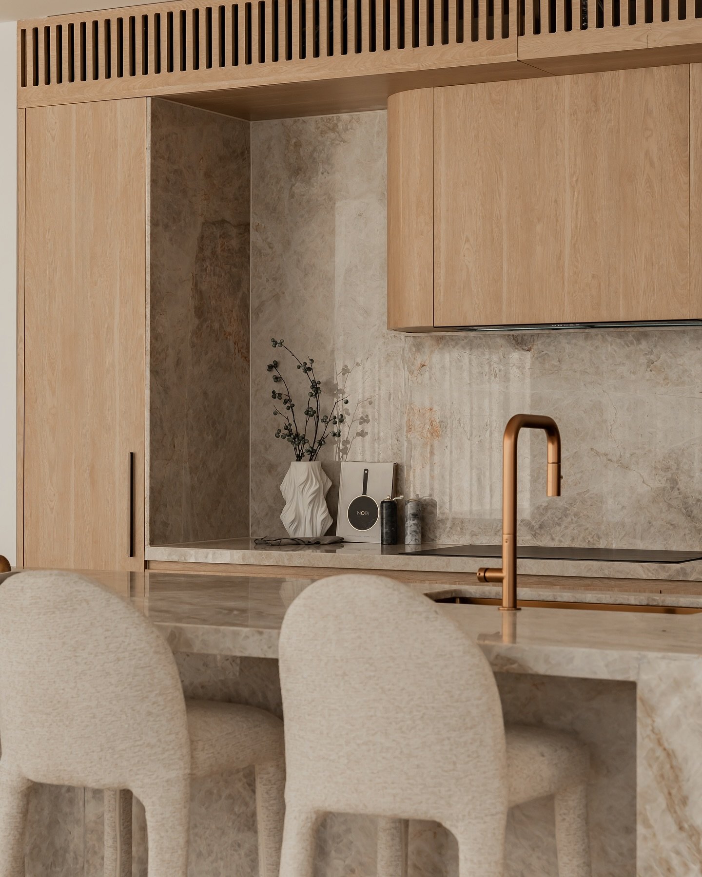 Warm tones throughout this kitchen make it feel so inviting to live in 🤍 

&bull;

&bull;

&bull;

#sydneyrealestate #styledtosell #realestate #interiorinspo #interior #styling #property #sydney #staging #homestyling #interiorstyling #propertystylis