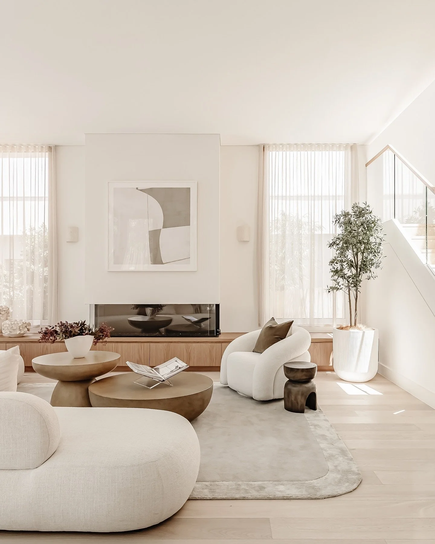 This architecturally designed, brand new home was a pleasure to style. With an oversized main living room, our team opted for soft, sculptural furniture to anchor the space without overwhelming it 🤍

&bull;

&bull;

&bull;

#sydneyrealestate #styled
