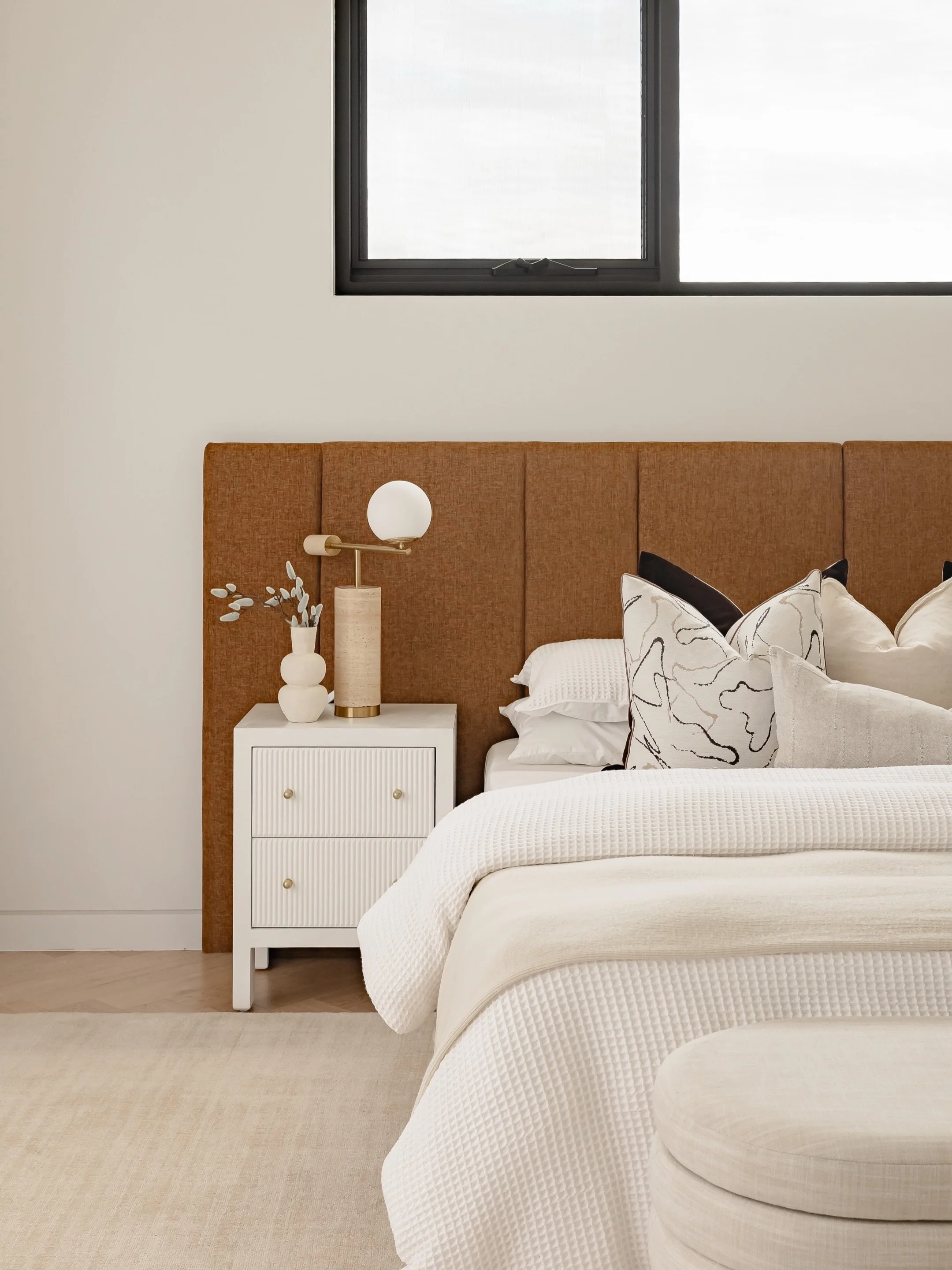 This oversized master suite called for a statement bedhead&mdash;bringing scale, softness, and balance to the space 🤎

#sydneypropertystyling #sydneypropertystylist #propertystylingsydney #propertystylistsydney #propertystyling