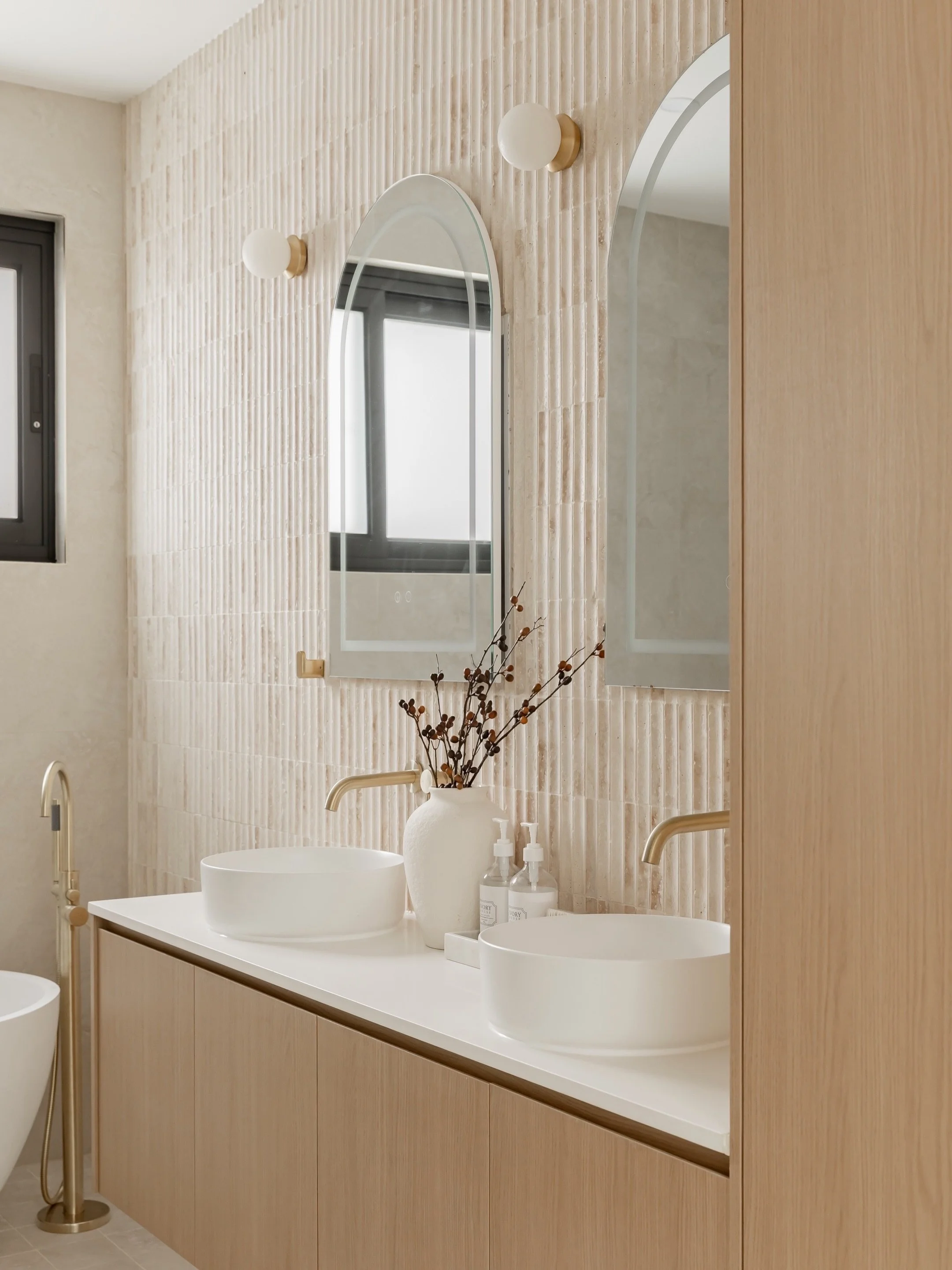 A space that feels as good as it looks&mdash;where natural textures, soft curves and a neutral palette come together to create timeless appeal 🤍 

#sydneypropertystyling #propertystylingsydney #propertystagingsydney #sydneypropertystaging #propertys