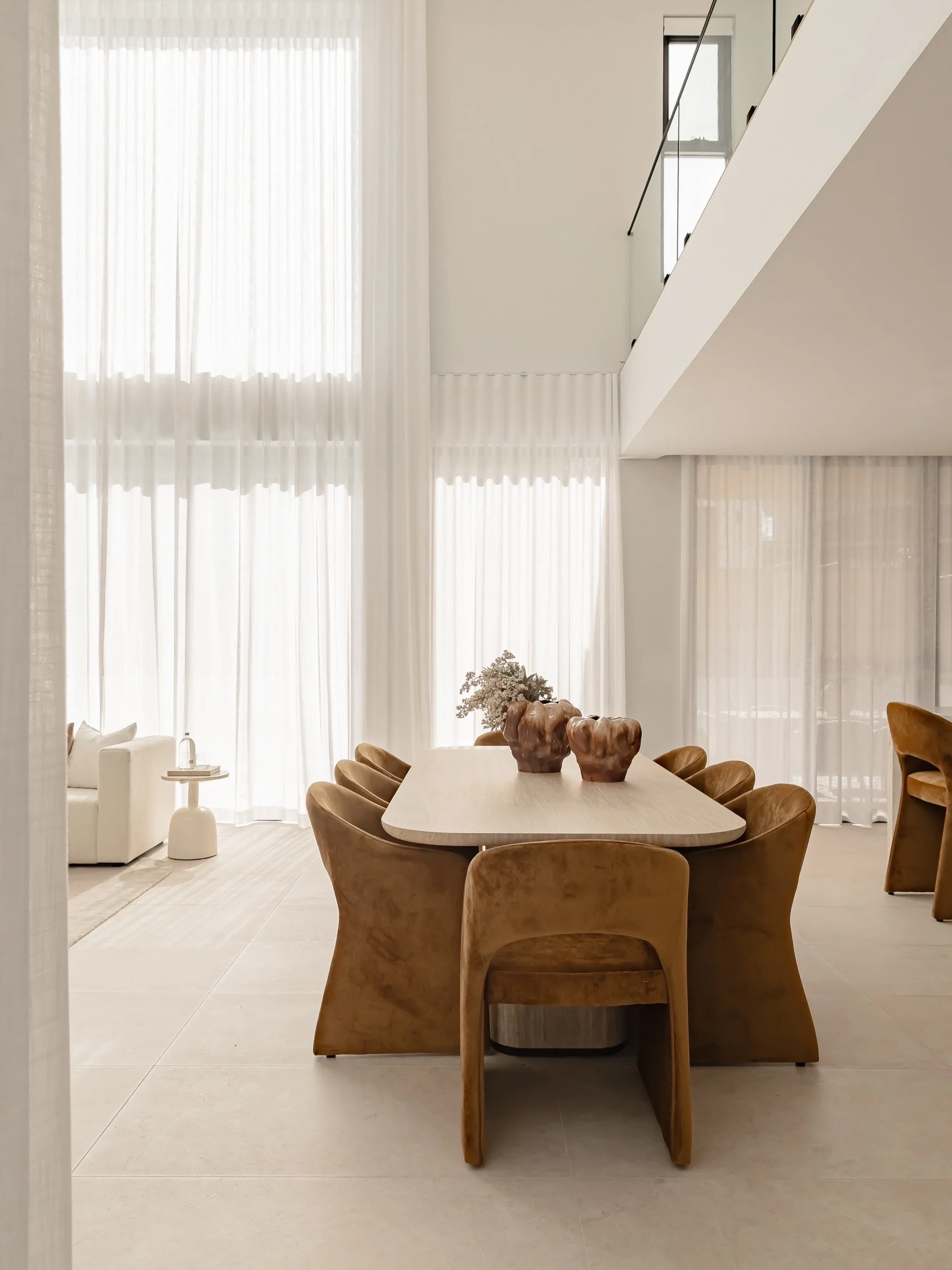 This brand new home with its stunning  light-filled void, created the perfect blank canvas for our team to layer in some bold colour 🤎 

#propertystyling #propertystylingsydney #propertystagingsydney #sydneypropertystyling #sydneypropertystaging