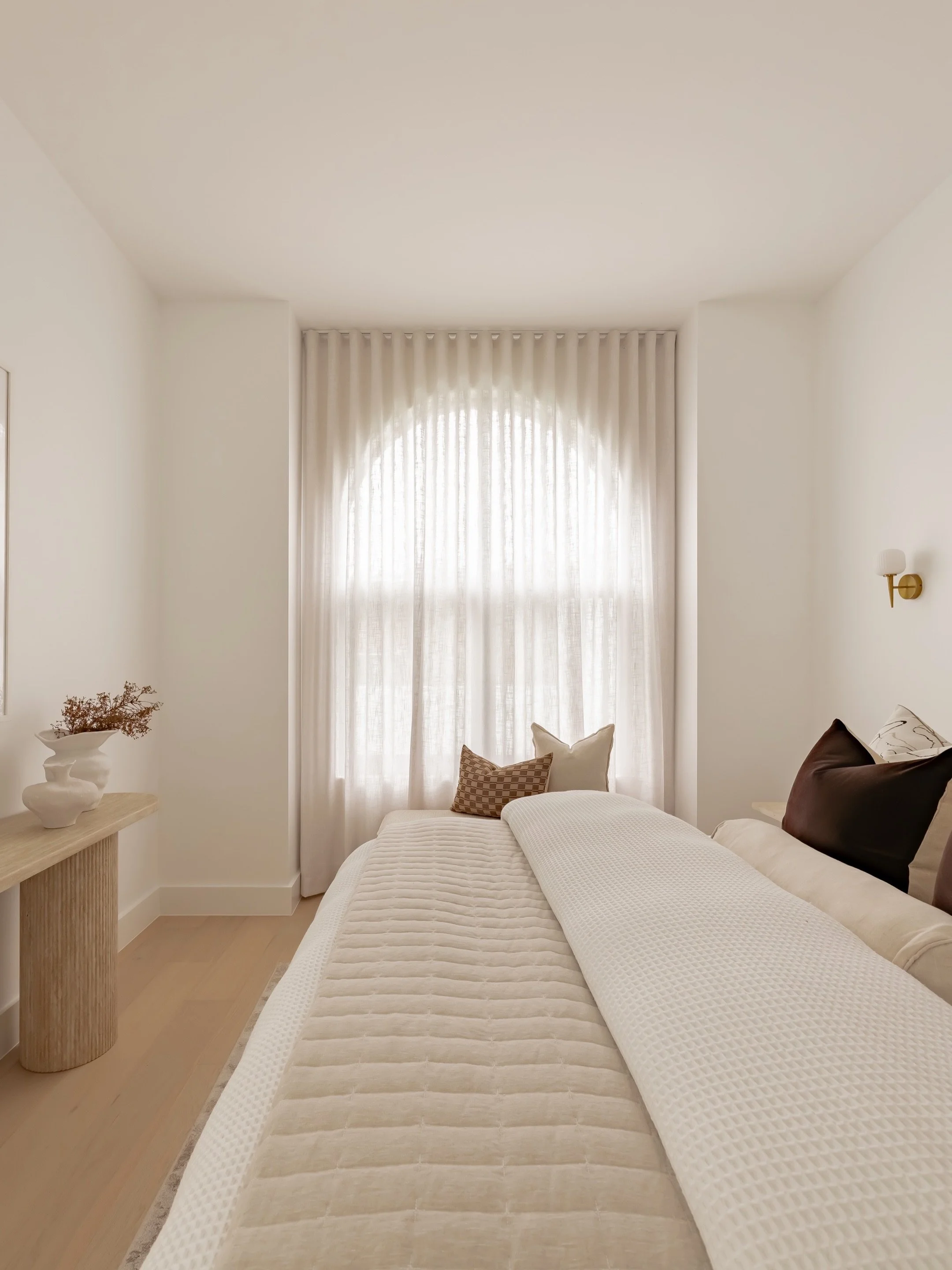 With a master bedroom this dreamy, a Sunday morning sleep in is looking pretty good ✨ 

#sydneypropertystyling #sydneypropertystaging #propertystylingsydney #propertystagingsydney #propertystyling