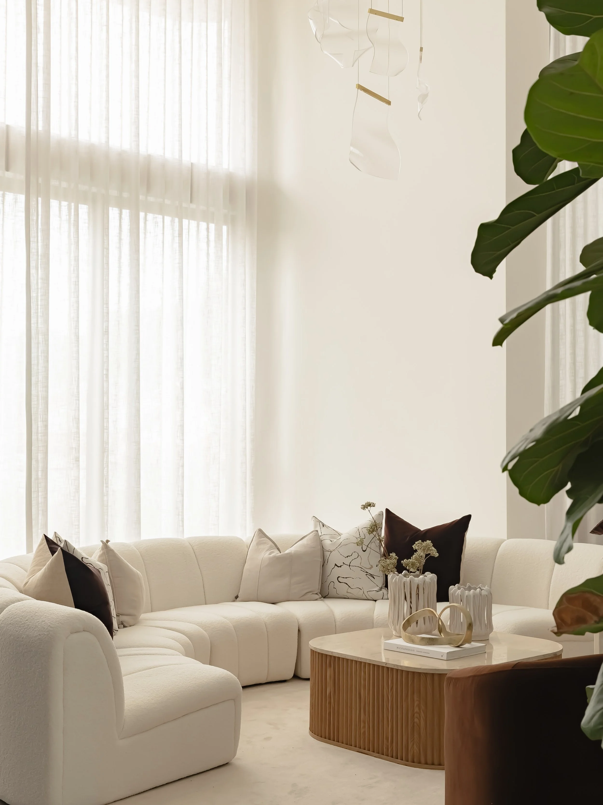 There&rsquo;s something special about a home with a soaring void. The extra height fills the space with natural light, creates a beautiful sense of openness, and makes the room feel so inviting 🤍