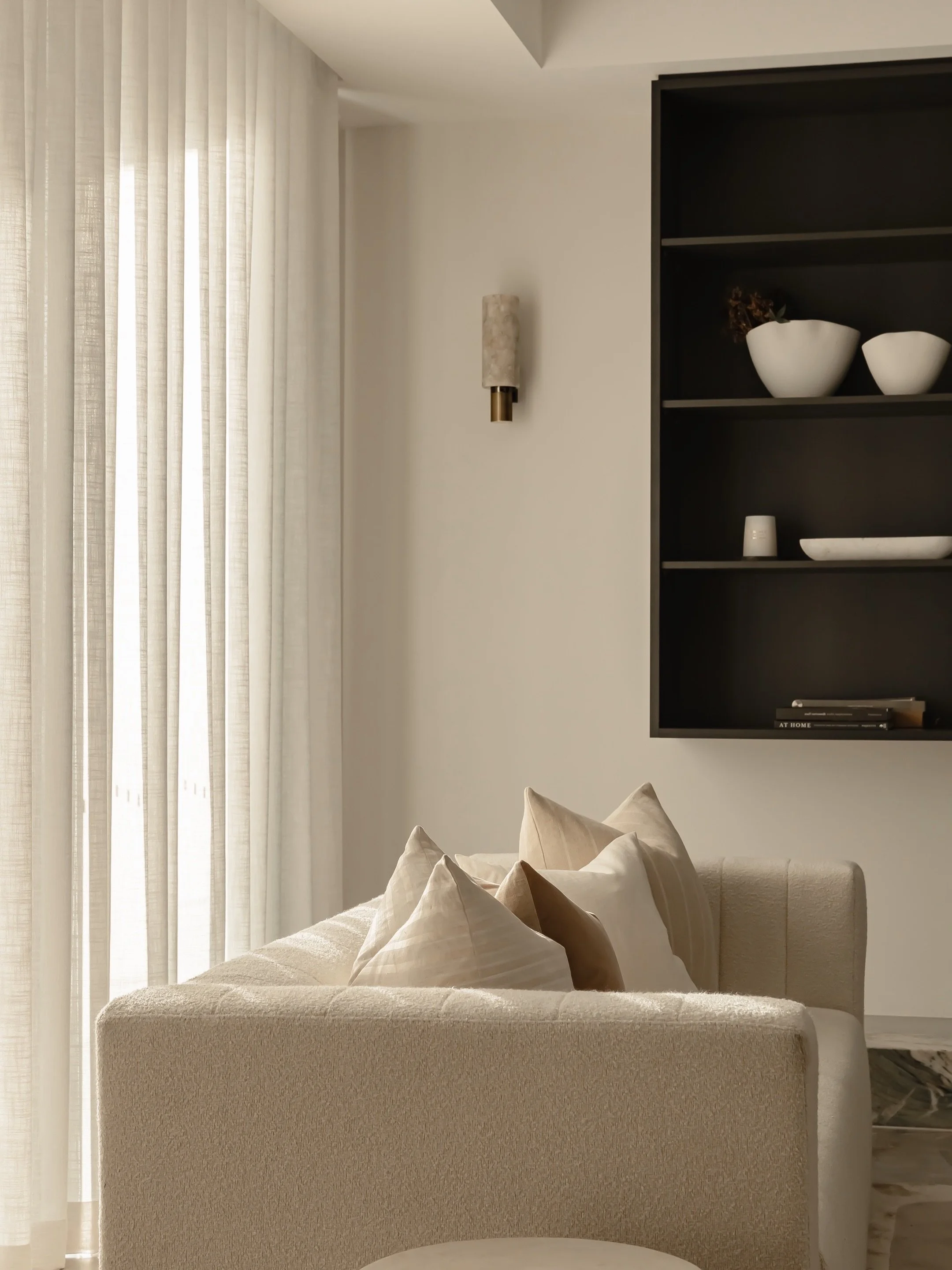 Taking cues from the marble surrounding the fireplace, our team have selected these beautiful ochre arm chairs and bronze coffee tables to perfectly complement the space 🤎
