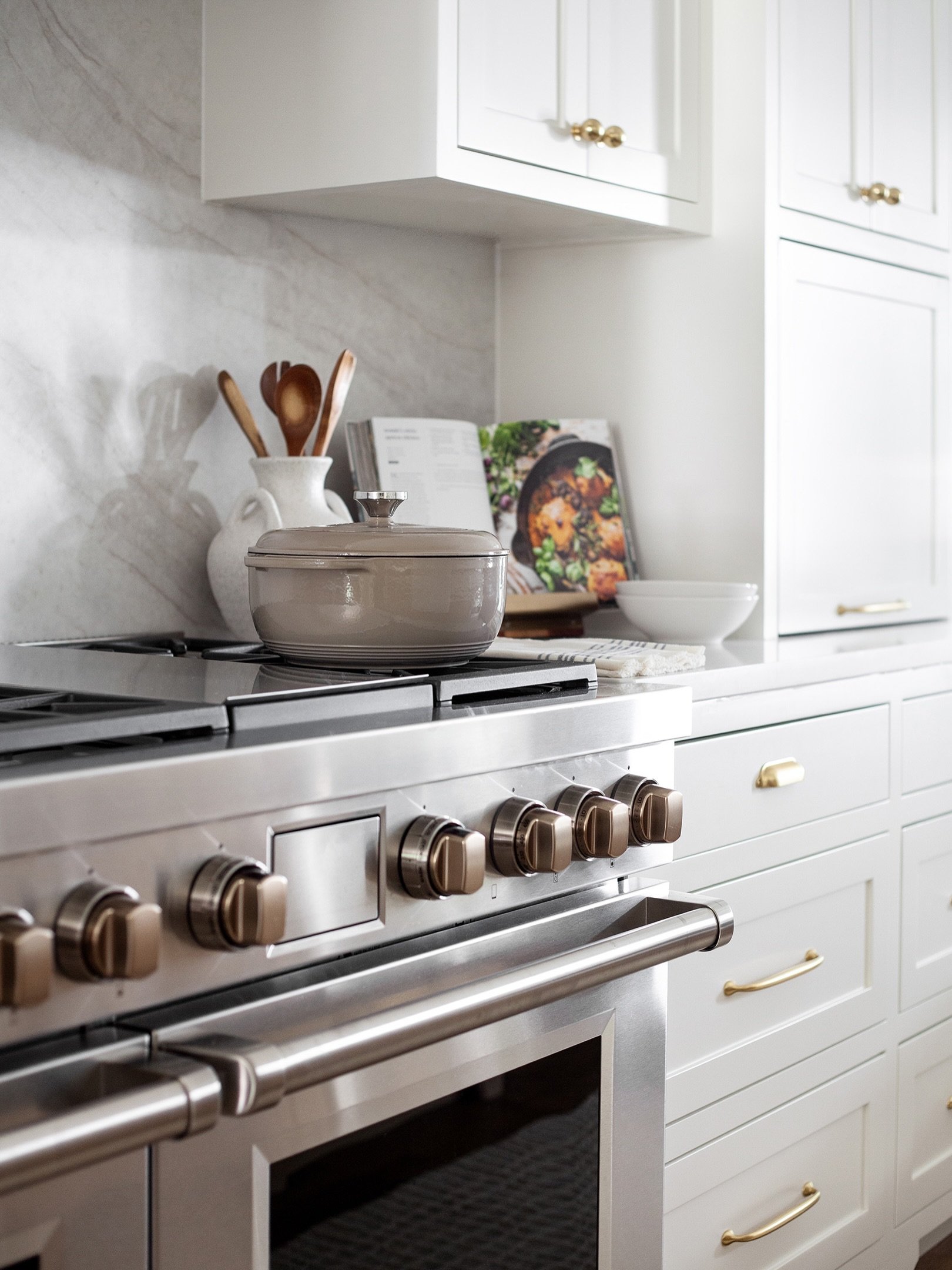 Beautiful design isn&rsquo;t just about the big reveal. It&rsquo;s about the details you walk by every single day.

Which detail is your favorite? ✨

👷🏽&zwj;♂️ @thegusreyes 
📸  @loliphotog 

Fort Mill, SC | Residential Design | Custom Homes | Reno