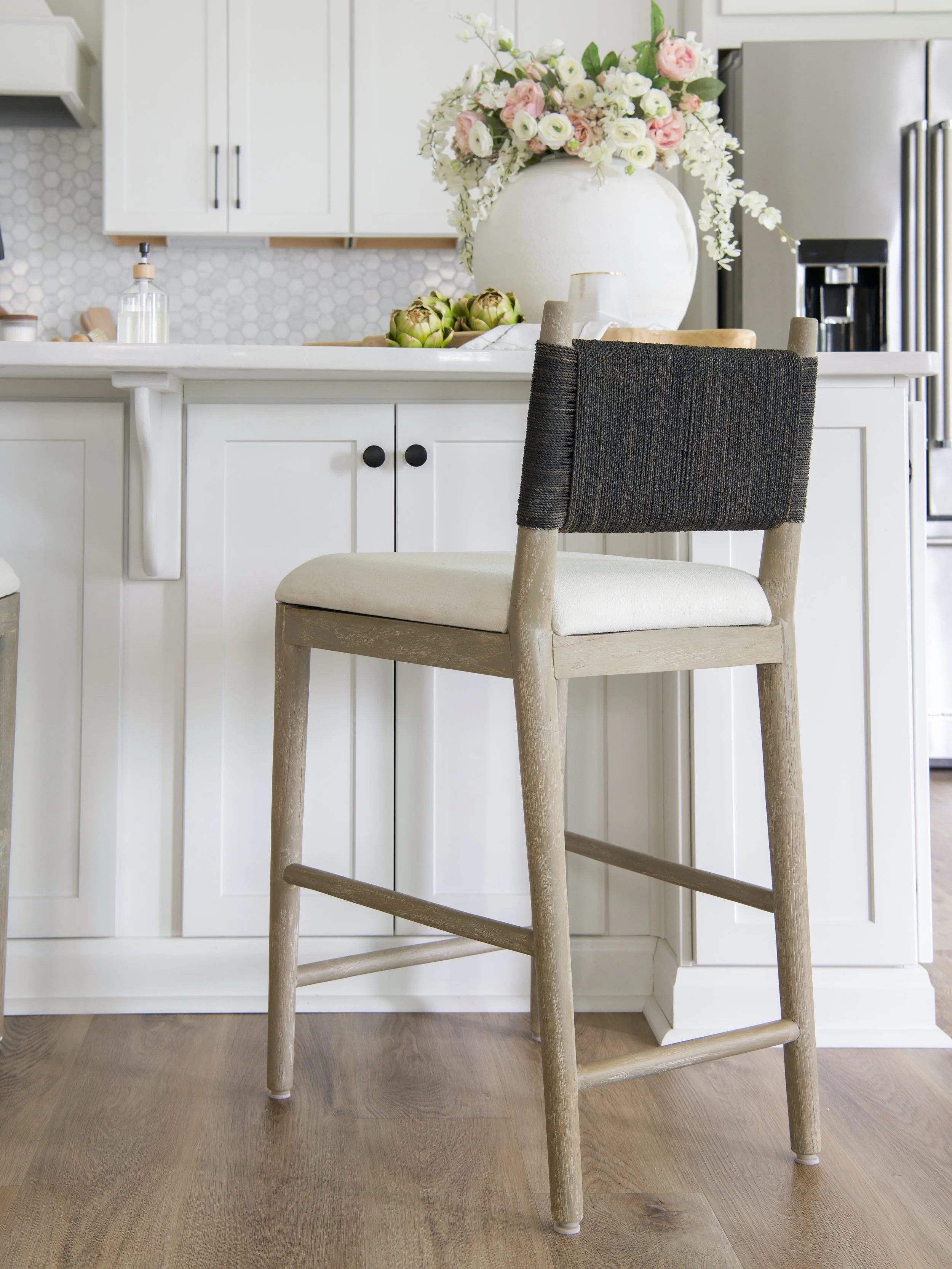 Thoughtful details designed to stand the test of time. ✨ 

Photography: @victoriamoonphoto 

#interiordesign #kitchendecor #fortmillinteriordesigner #charlotteinteriordesign #housebeautiful