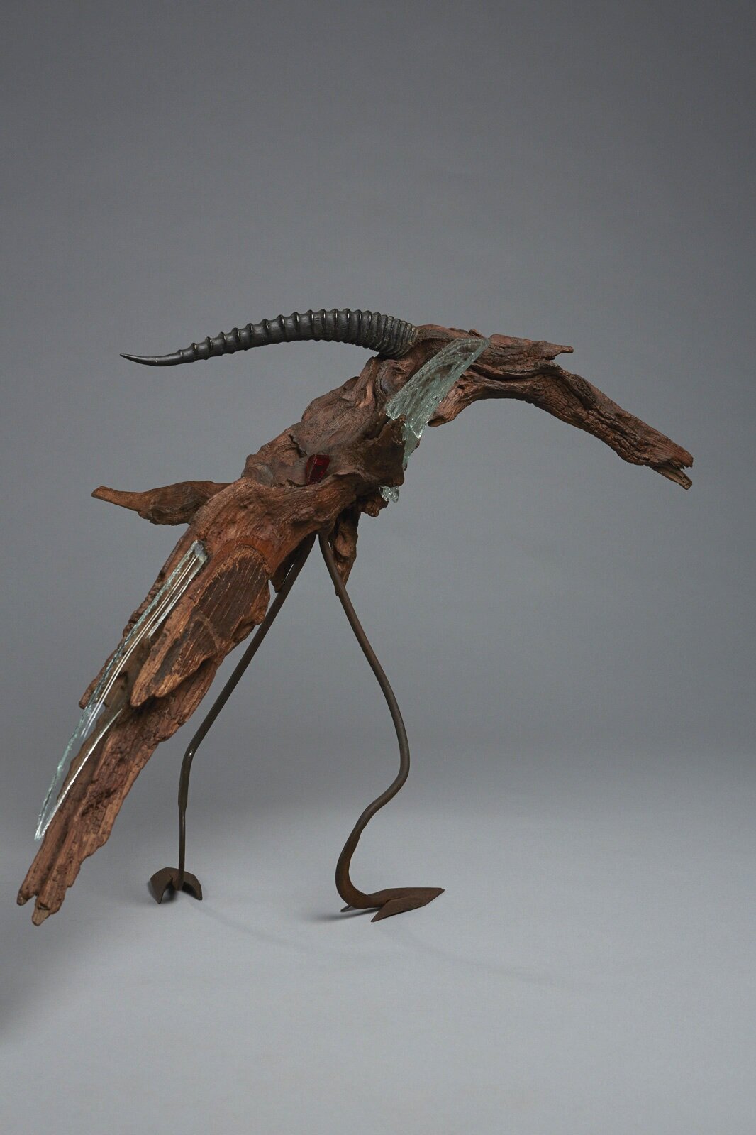 Oiseau sculpture animalière abstraite contemporaine en bois, métal et verre conçue par Bernard Froment