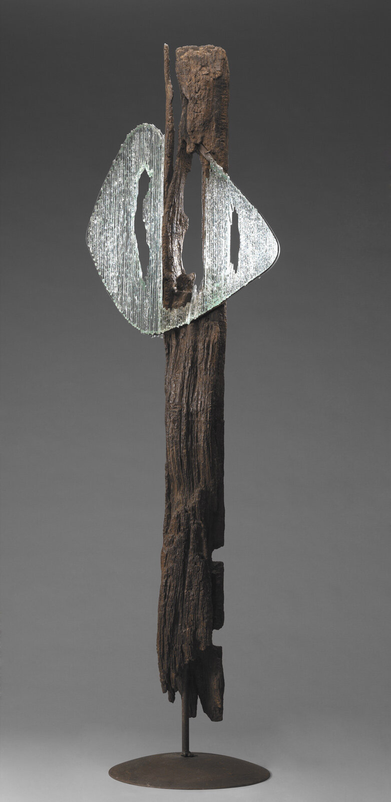 Oiseau de nuit, sculpture totem contemporaine abstraite en bois, métal et verre conçue par Bernard Froment