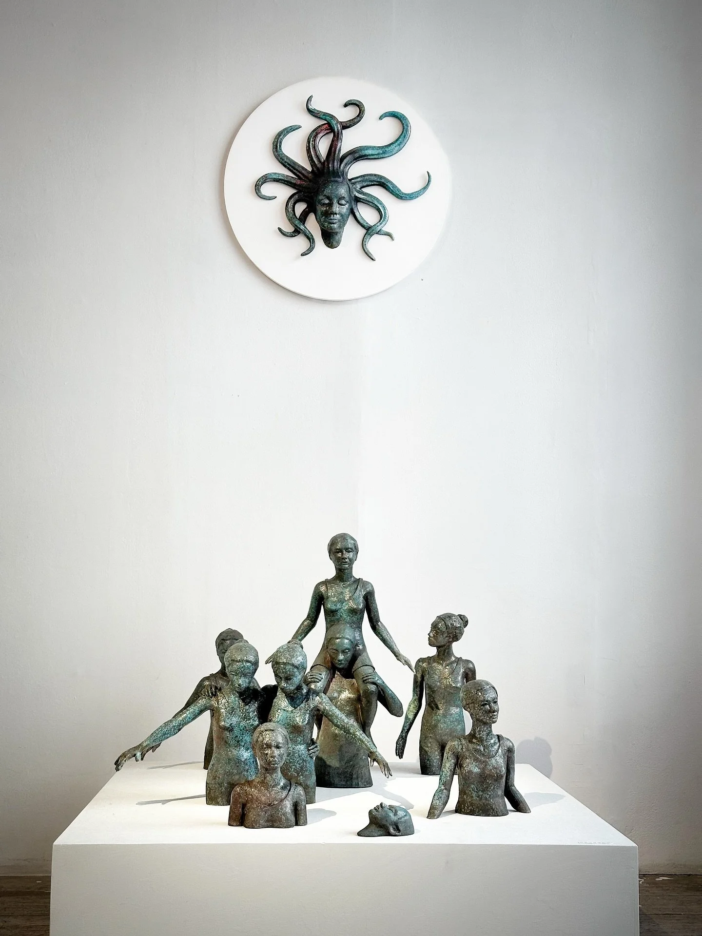 Passa p&aring;! I morgon s&ouml;ndag &auml;r det sista chansen att se utst&auml;llningen #BetweenArtAndCraft p&aring; @studio44sthlm Vi har ocks&aring; &ouml;ppnat upp v&aring;ra atelj&eacute;er p&aring; #Kapsylen en trappa upp med anledning av @sthl