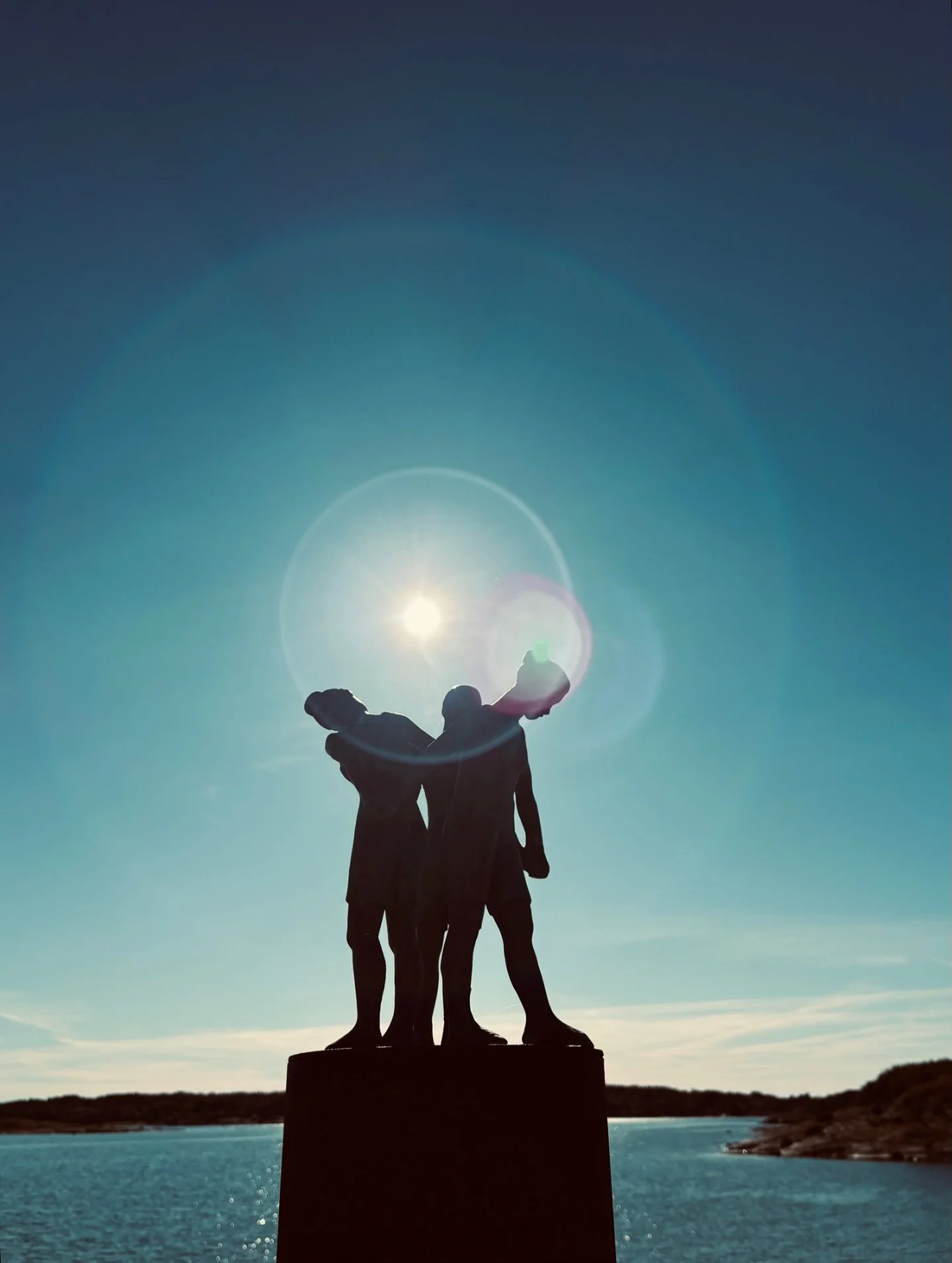 H&ouml;stbild fr&aring;n #damph&auml;llan i Grebbestad . Vilken fin plats! Ett drygt &aring;r har g&aring;tt sedan installationen. Tack f&ouml;r bilden @lobjurulf .
.
.
.
.
.
.
#todaysartreport #artistatwork #process #evalarsson #contemporaryart #art