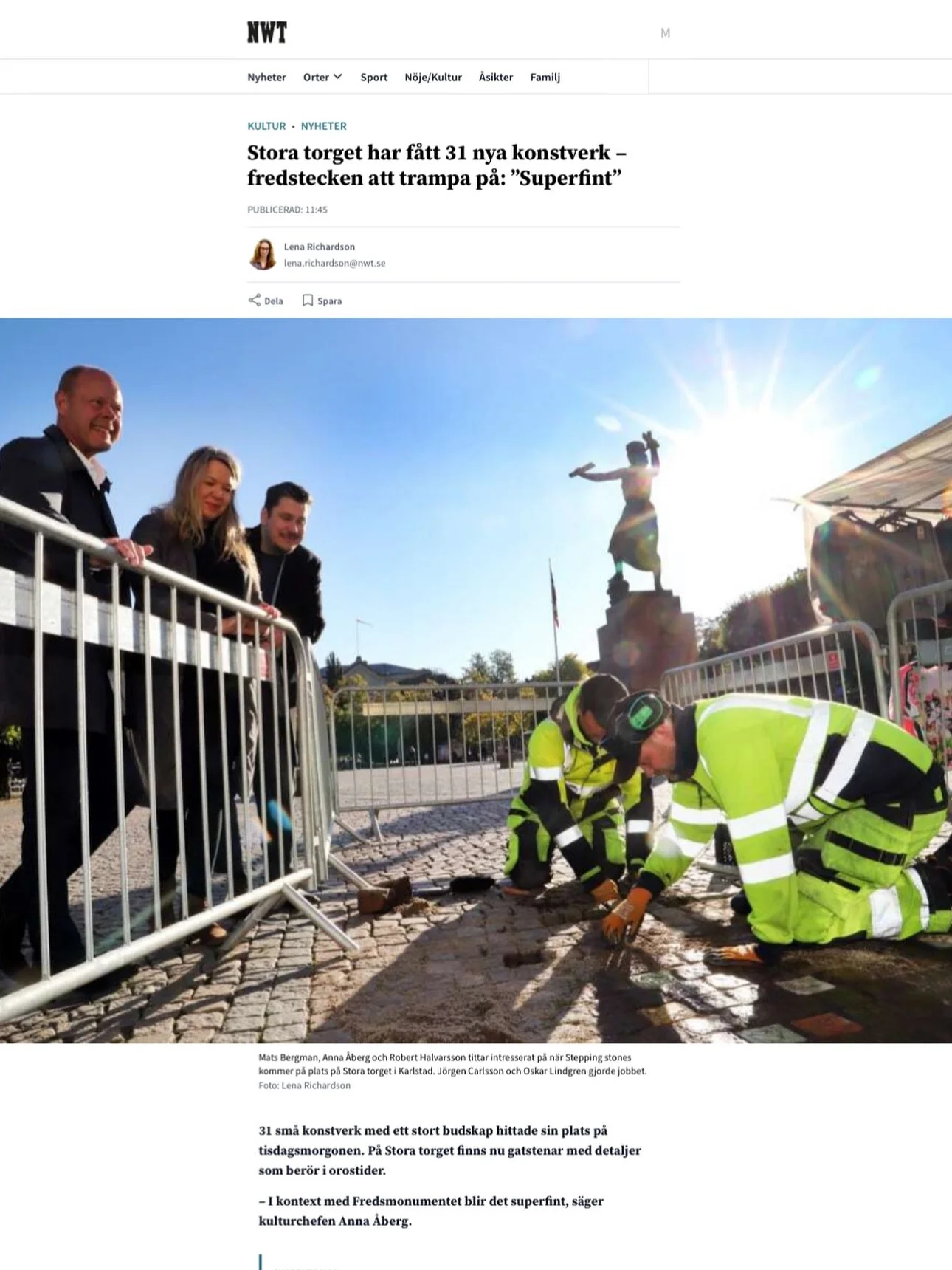 Nu &auml;r fredsstenarna fr&aring;n workshopen Stepping Stones fr&aring;n utst&auml;llningen p&aring; Konsthall @borgviks.gard installerade p&aring; Stora Torget i Karlstad! Vilken fin plats dessa sm&aring; fredstecken fick bredvid det stora fredsmon