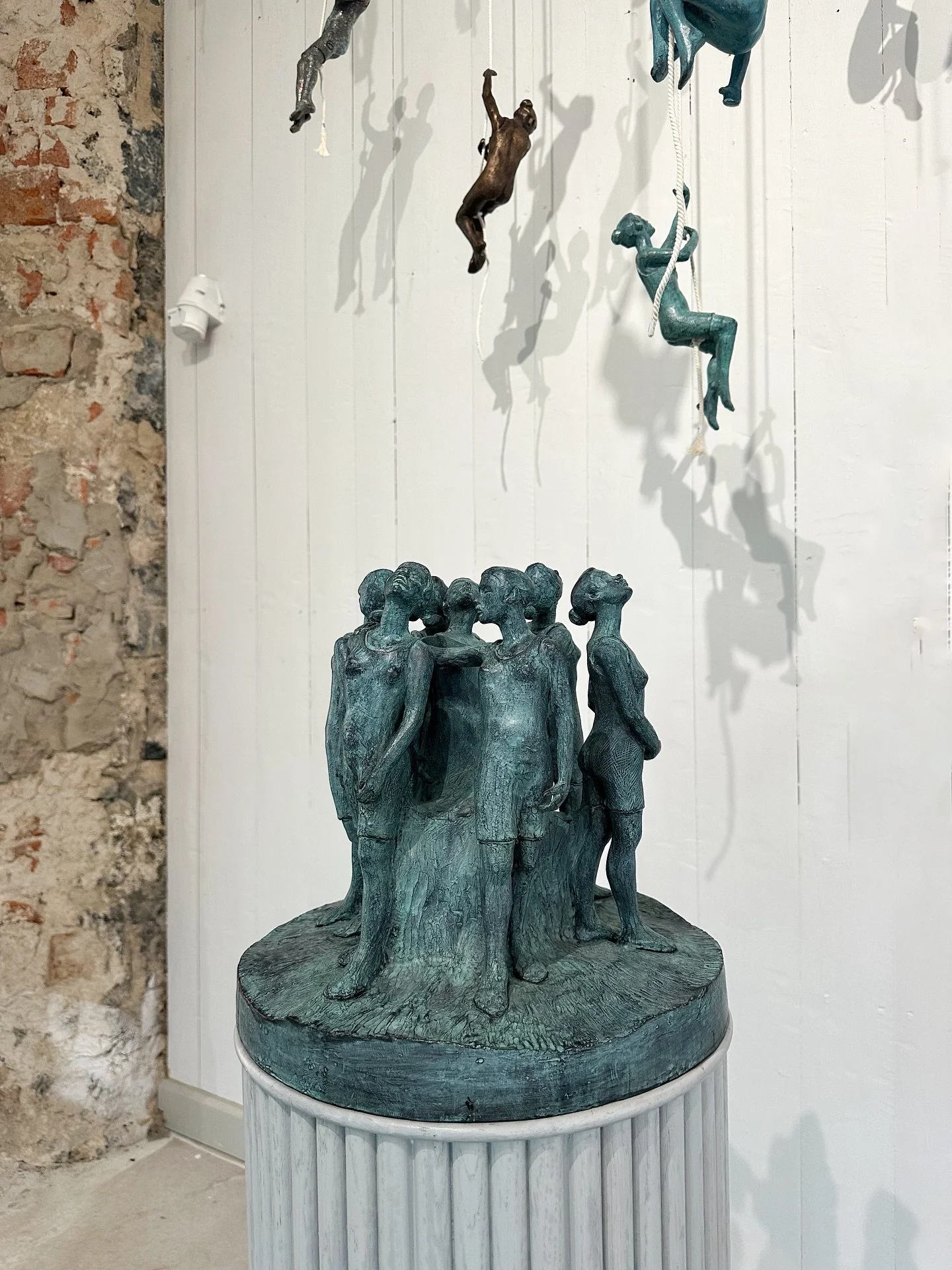 10 dagar kvar av utst&auml;llningen #BeBoldStepOut p&aring; konsthall @borgviks.gard . Passa p&aring; att se om ni &auml;r i n&auml;rheten! 27 skulpt&ouml;rer deltar i denna utst&auml;llning som &auml;r ett samarbete mellan @GalleriMatsBergman och @S