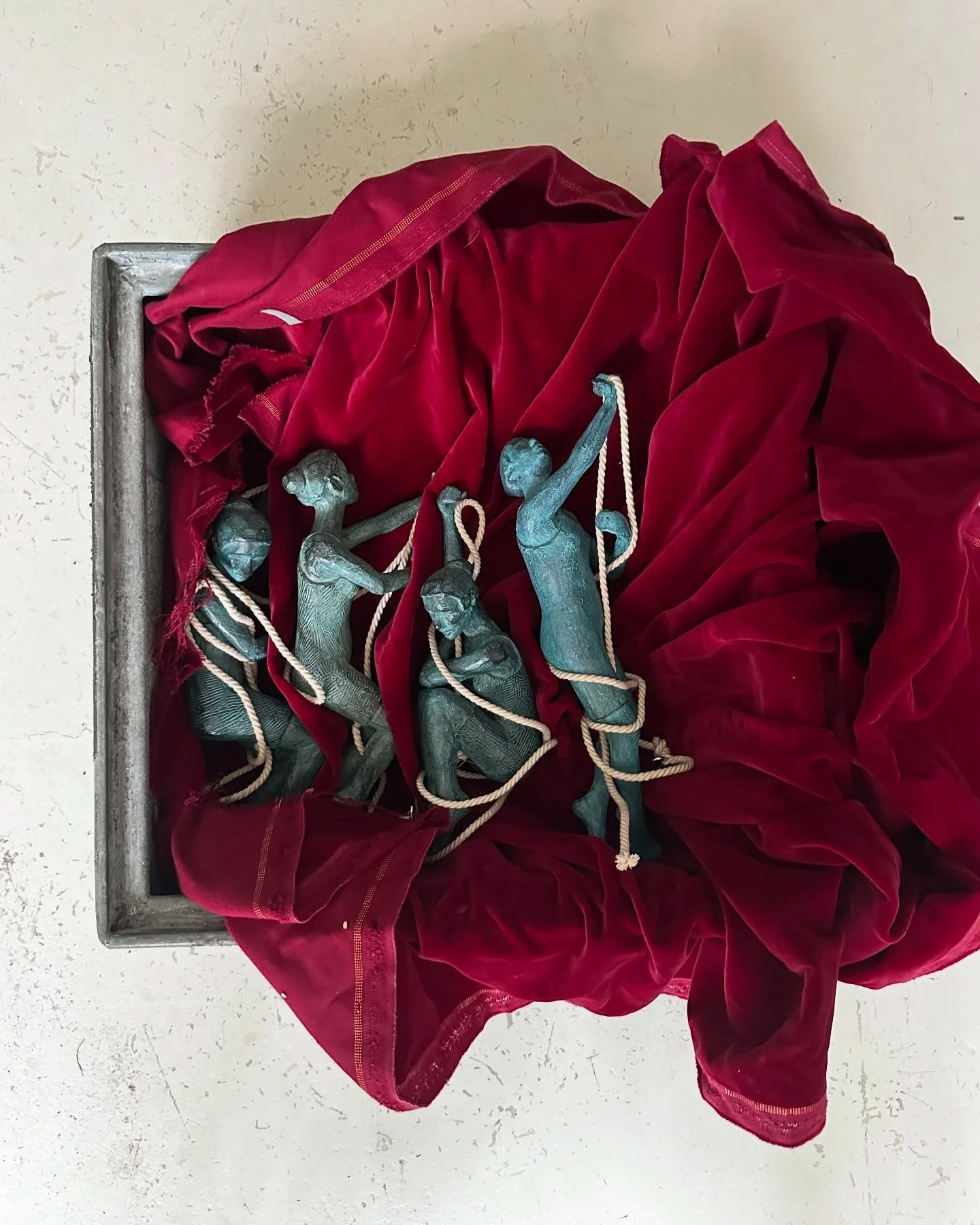 P&aring; v&auml;g till @skulptorforbundet och @gallerimatsbergman s utst&auml;llning p&aring; @borgviks.gard .Extra fin packning i sammet🤩Tack @saabs_konstforening f&ouml;r detta fina packmaterial! 
.
.
.
.

#todaysartreport #artistatwork #process #