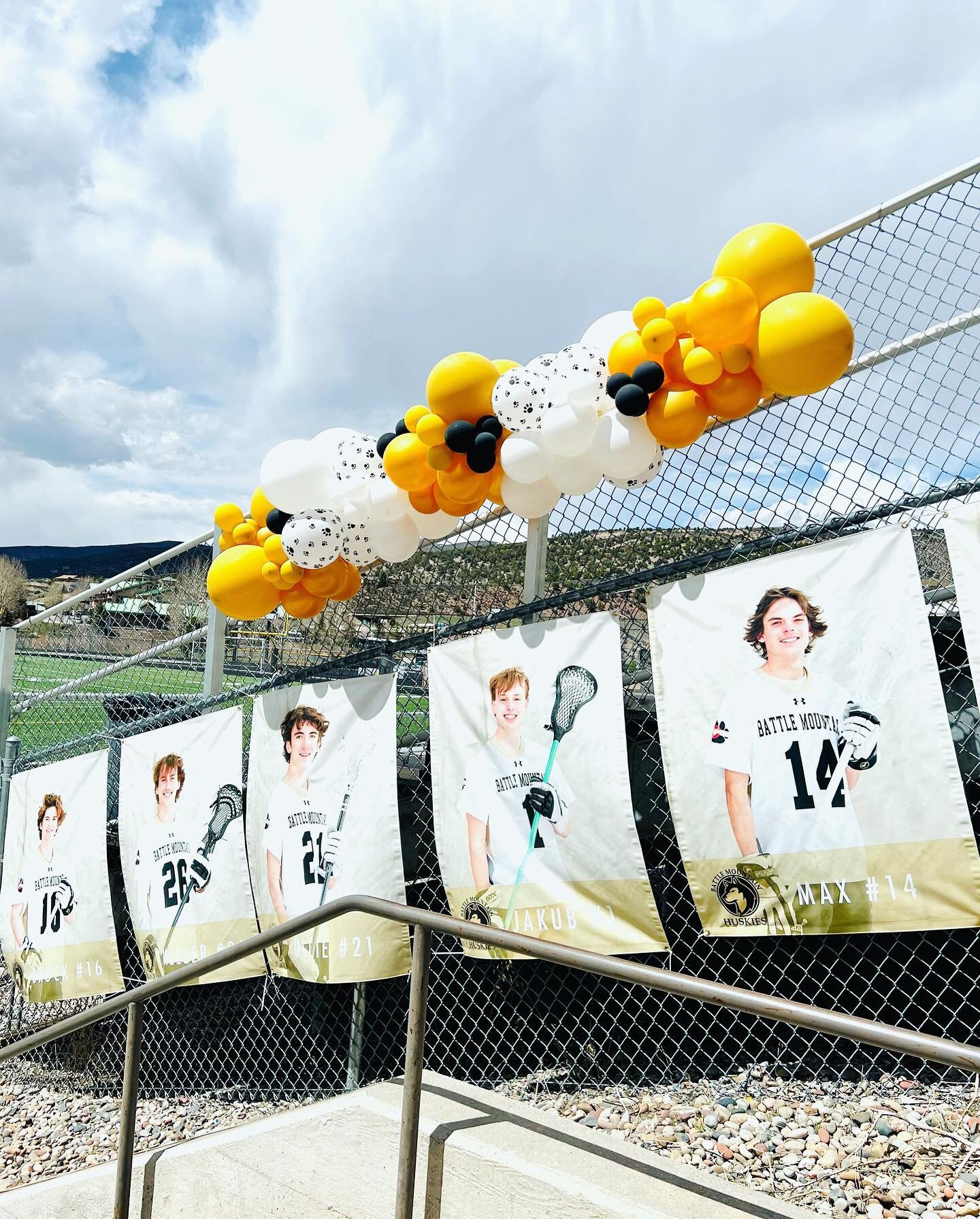 It&rsquo;s always an honor to do balloons for my high school alma mater @battlemountainhighschool class of &lsquo;99 😅🎓! 
.
.
.
#balloon #birthdayballoons #birthday🎂 #balloons #organicballoons #balloonprofessional #balloonmosaic ballooncolumn #bal