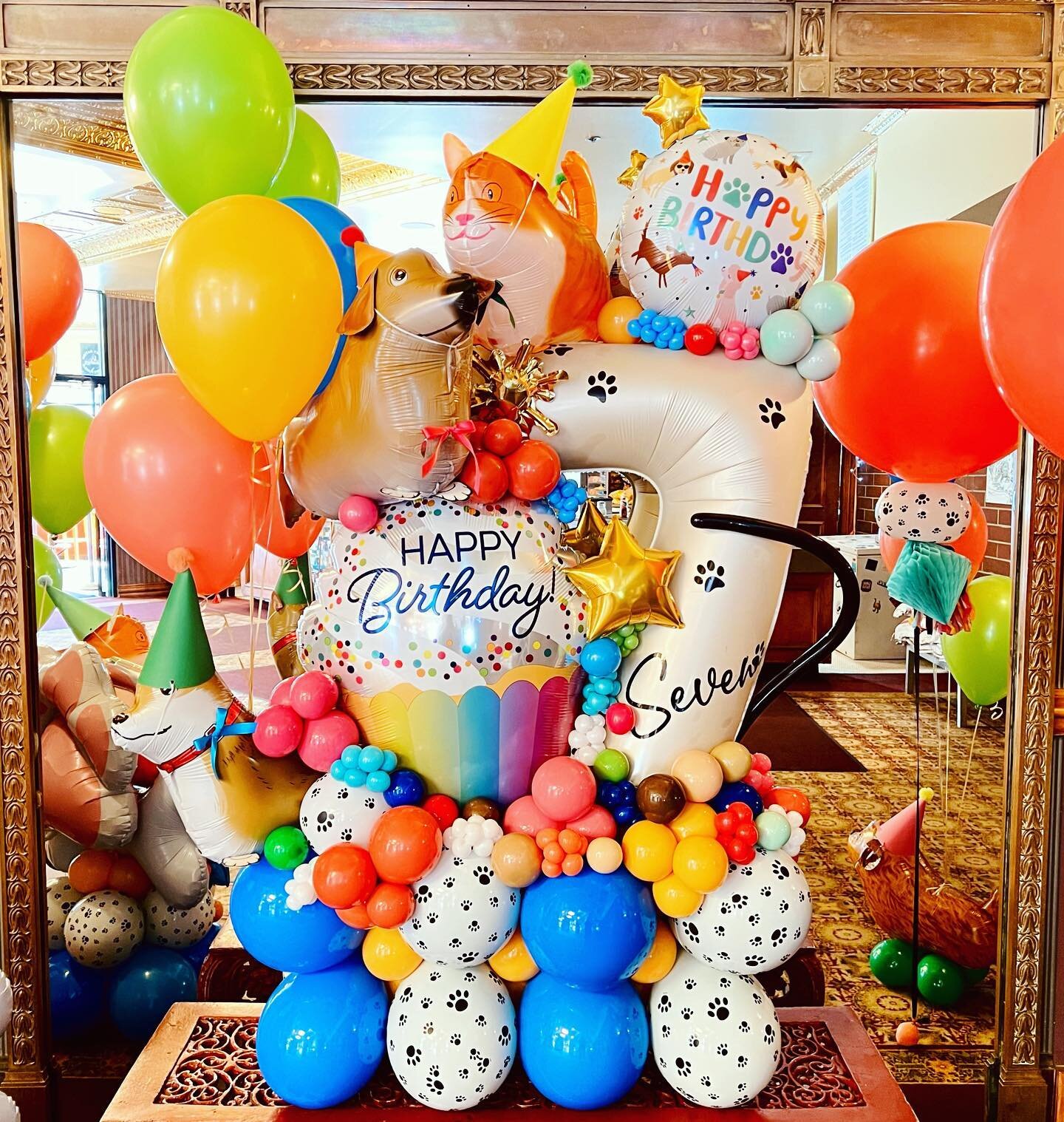 🐶🐶😻Ruff, ruff, meow! 
.

.

:

#balloon #birthdayballoons #birthday🎂 #balloons #organicballoons #balloonprofessional #balloonmosaic ballooncolumn #balloonarrangement #balloonmarquee 
#🎈 #vail #aspencolorado #aspenwedding #balloonstylist #organic