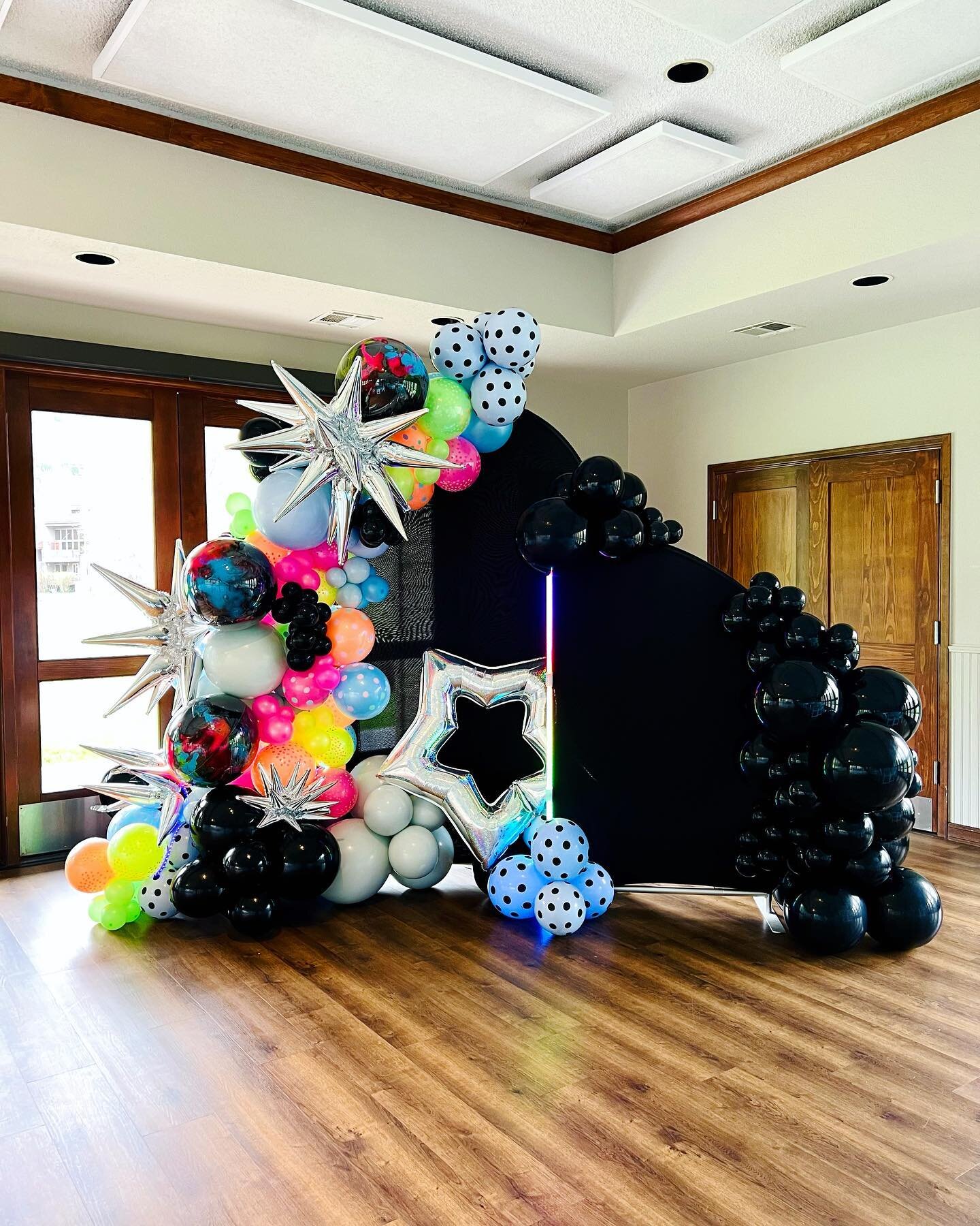 🖤NEW BACKDROP RENTAL🖤 Available with 1,2 or 3 panels. Rent alone or add a balloon package. 
.
.

.

#balloon #birthdayballoons #birthday🎂 #balloons #organicballoons #balloonprofessional #balloonmosaic ballooncolumn #balloonarrangement #balloonmarq