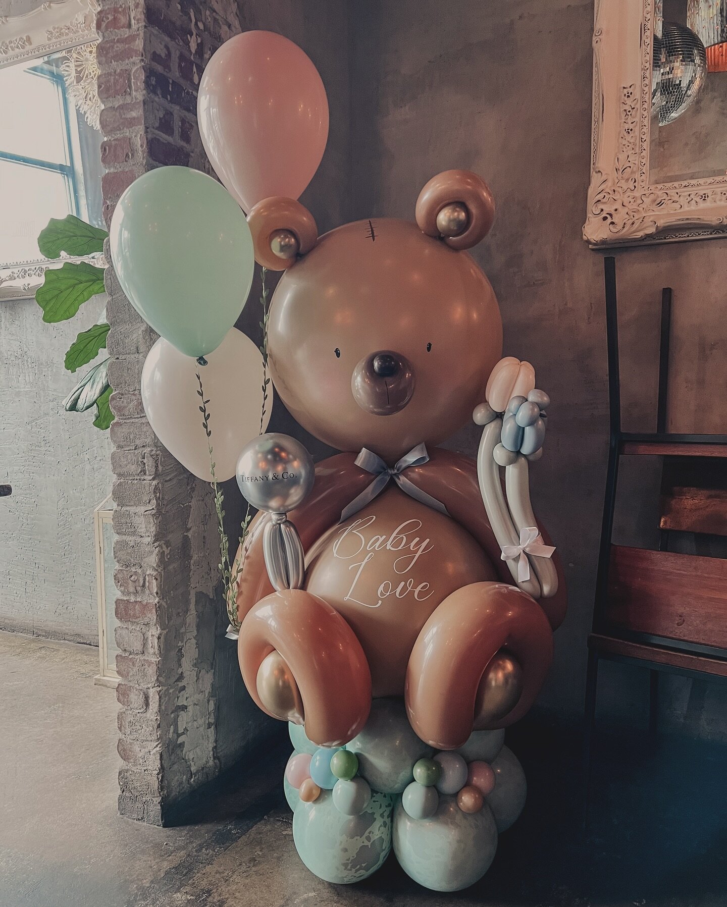 Our big bear for a baby bear! 
.

.
.
. #balloontower #balloon #birthdayballoons #birthday🎂 #balloons #organic balloons #balloonprofessional #balloonmosaic ballooncolumn #balloonarrangement #balloonmarquee #obsessed #🎈 #vail #balloonstylist #organi